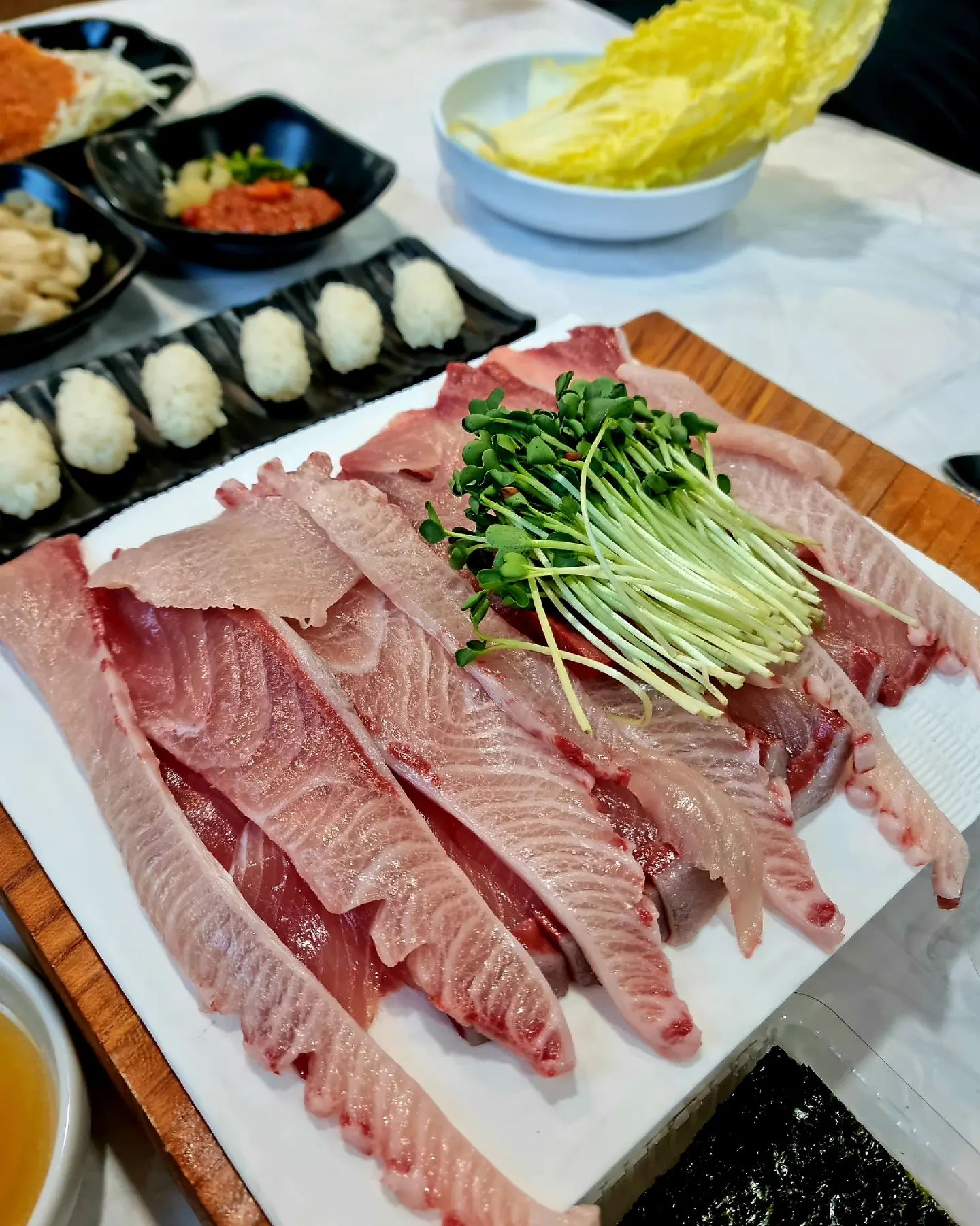 #오늘도배부른하루🎵 #배부른_광안리
여러분~ 탱글쫄깃한 겨울 대방어🐟 좋아하시나요?! 그렇다면 입에 쫙쫙 달라붙는 방어가 맛있는, 웨이팅하는 대방어회 맛집 #우리포차 추천드려요😚 

🐥우리포차
🐣위치 : 부산 수영구 광일로29번길 11 1층
🐣인스타그램 : our_pocha

부산에서 손꼽히는 유명한 방어 맛집이라길래 방문했는데,, 가격에 비해 양도 푸짐하구, 신선도도 높아서 웨이팅하는 이유를 알겠더라구요☺️

웨이팅은 오래걸리지 않구, 시작시간인 16시에 맞춰가면 오래기다리지 않아도 된답니당 ㅎㅎ 
(바로 자리가 다 차서 그 이후는 지옥😱)
그리고 무조건 2호점에서 웨이팅❗️

👧🏻배부른사람의 먹방 꿀팁👧🏻
1. 조미김 위에 대방어를 크게 집어서 참기름장을 듬뿍 찍은 후 초밥을 올려서 돌돌 말아 한 입에 넣으면 방어의 꼬소함과 탱글탱글함을 더 느낄 수 있습니당💜
2. 배추 위에 와사비간장을 찍은 방어를 올리구, 부산식 쌈장!!을 올리고, 생강까지 더하면 완성 ㅎㅎ
요거는 느끼함과 비린 맛을 없애주는데 완전 최고랍니당❤

머리구이도 완전 비주얼부터 압도되는.. 무조건 주문해야하는 메뉴에요!! 밥 한공기 뚝딱🍚

오랜만에 맛있는 회를 푸짐하게 냠👧🏻