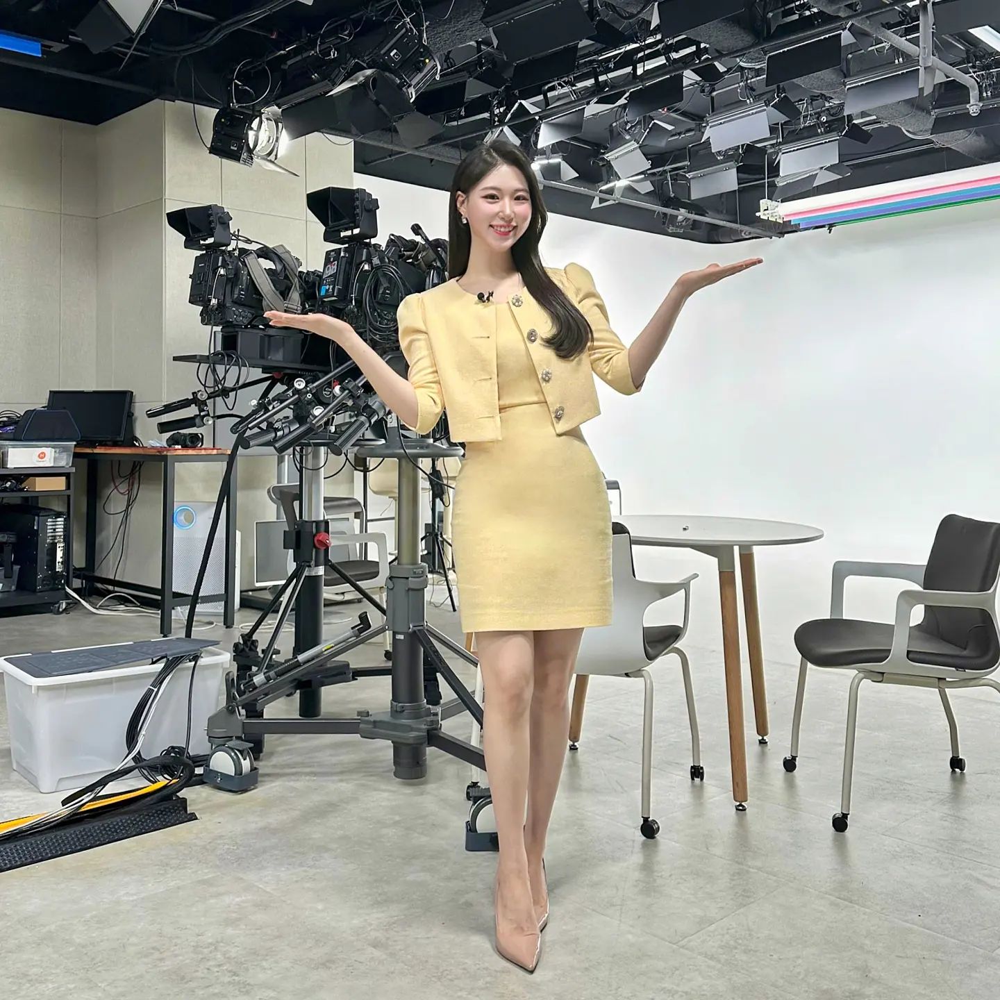 #기업촬영 #아나운수경
어제 촬영 끝나고 피디님께서 호다닥 찍어주신 인증샷✨️ 

피디님...전국의 남친 남편분들을 위한 사진 "잘" 찍어주기 강의 하시면 백만장자 될 것 같아요 정말....😳 인증샷을 부탁드렸는데 프로필을 찍어주셨네요 감사합니다아😌