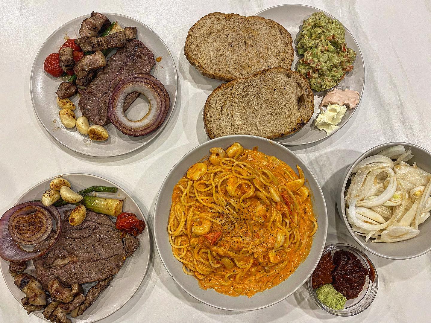 3월 3일 삼겹살데이인 오늘은!!! 합법적 돼지의 날!! 🐷
인친님들은 맛있는 저녁식사들 하고 계신가요~~?🤤
전 삼겹살데이를 맞아 홈 파티를 즐기고 있는 중이랍니다🥰
요즘은 밀키트 종류도 많아지고 정말 정말 잘 되어있더라고요!! 
마트에서 냉큼 집어와 요리해 먹었는데 생각보다 너무 괜찮아서 감탄사를 금치 못했답니다..! ! 🫶🏻🫶🏻🫶🏻🫶🏻
그리고 제가 좋아하는 아보카도를 함께 사와 과카몰리를 만들어 먹어보았어요!! 👩🏻‍🍳👩🏻‍🍳
크리미한 아보카도, 크림치즈 사이에 아삭 프레시한 양파와 토마토가 씹히니 .. 정말 건강한 맛+맛있는 맛 그 잡채였습니다! 
너무너무 최고였습니다! 
호밀빵에 과카몰리를 얹어 먹는 것도 좋아하지만 나초에 얹어 먹어도 맛나더라고요!! ㅎㅎ🥑🥑🥑🥑🍅🍅🧅🧅
간편 밀키트와 간편 요리 덕분에 손 가지 않고 맛있는 한상이 뚝딱 차려진 든든한 저녁 밥상이었습니다 🤤🫶🏻🫶🏻🐷
불타는 금요일!! 이번 쥬도 너무 고생하셨어요!! 😝😝👍
인친님들도 즐겁고 맛있는 저녁시간 보내세요!!🫶🏻🫶🏻🫶🏻🐷

-
#홈파티 #홈파티음식 #소고기파티 #스테이크 #삼겹살데이 #3월3일 #음주가무그램 #로제파스타 #알콜스타그램 #먹스타 #집밥 #집밥스타그램 #집밥메뉴 #홈파티메뉴 #먹소통 #먹소통환영 #먹팔해요 #먹스타맞팔 #맛스타그램 #찐소통 #소통스타그램 #저녁메뉴🍴 #다이어트는내일부터 #먹스타꿈나무 #댓글환영 #팔로우늘리기 #데이트 #데이트밥상 #파티밥상 #파티
