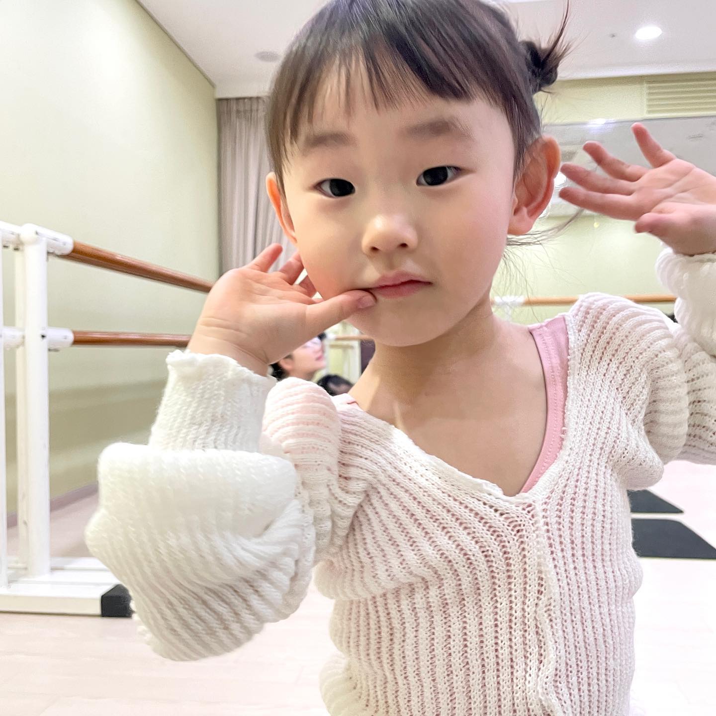 이모야들이 스토리로 
하트 많이 날려주신 사진🤍

이뻐해 주셔서 감사합니다 쿄쿄😁

#아기발레#아기발레리나#소띠아기