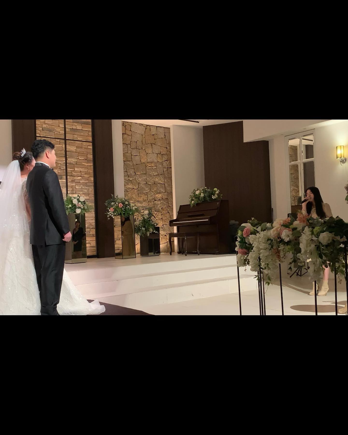 멀리서 하객분이 찍어주신 영상 다시 새피드에 올림! 
혼자간거라 사진도 못찍고 영상도 못남길줄 알았는데 
많이들 찍어주셨대서 한분 한분씩 계속 보내주시고 있는 사진과 영상들이 많아서 좋네요 ! 
살면서 한번쯤 축가를 불러보고 싶었는데 무엇보다 예쁘고 큰 예식장이 좋았으유 
어떠한 무대공연보다도 
누군가의 크나큰 좋은 날의 노래로 축하를 해줄 수 있고 또 칭찬 받으니 행복그자체,, 
축가 맡겨주신 신부님 감사드리구 항상 행복하시길 👰🏻‍♀️🤍💍🎤🖤
