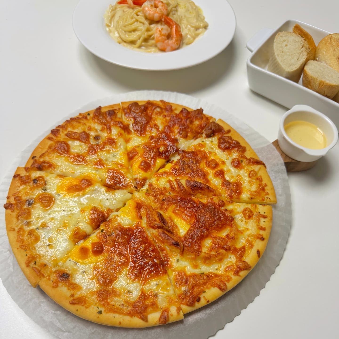 #협찬 
dr.oetker_kr

배달피자보다 맛있는 피자를 냉동실에서 꺼내 
오븐에 휘릭 굽기만해서 간편히 먹을 수 있어요 
푹신한도우는 고소하면서 엣지부분은 바삭해서 맛있고 아낌없는 토핑과 풍부한맛이 나는 치즈는 완전 잘어울려요 

치즈피자는 진짜 찐하게 다양한 피즈맛이나서 아이들이 최애가 되었고
저는 불고기와 대파가 같이 씹혀 불고기피자에 향긋하면서 식감좋은 불고기피자가 최애가 되었어요 
포미트피자는 모두다 엄지척하는맛!

뭐먹을까 고민될때를 위한 비상템으로 최고네요

#냉동피자 #피자 #오늘뭐먹지 #간편식 #간식 #피맥 #까사디마마 #홈파티 #브런치 #저녁메뉴