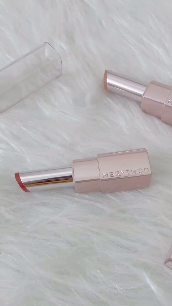 #협찬 🩷사이버틱한 느낌 없이 영롱하게 도톰해지는 💄메리쏘드 오로라 펄 립💄으로 연말 메이크업 예쁘게 해보기!!🩷🩵촉촉함까지 덤으로!!🩵
-
🎀색상🎀
01 스윗글로우: 투명한 반짝임과 핑크+퍼플+골드 펄
02 코랄위시: 자연스러운 코랄 컬러+실버+골드 펄
03 레드하모니: 레드 컬러+골드 펄
04 플럼칵테일: 플럼 컬러+핑크+퍼플 펄
-
🎀향🎀
✅달콤한 초콜릿 향 나는 Ma-이랑 똑!
-
🎀발림성/사용감/보습력🎀
✅건조한 입술 때문에 촉촉이밖에 못바르는 저! 꼭 바세린 같은 제형의 보습력이라 즐겨 바를 수 있더라구요ㅎㅎㅎ
-
🎀펄/볼륨감🎀
✅오묘하게 예쁜 펄과 볼륨감 덕에 더 더 특별한 연말 메이크업 가능!
-
🎀클렌징🎀
✅클렌징 힘든 제품이 아니라 슥슥 클렌징 가능!
-
🔎제품 정보🔍
#메리쏘드 #오로라펄립스틱 
#01 #스윗글로우 #03 #레드하모니
-
#merythod #메리쏘드오로라펄립스틱 #메리쏘드립스틱 #펄립스틱 #촉촉립 #글로우립 #글리터립 #글리터립스틱 #코스메틱 #뷰티스타그램 #뷰스타그램 #코덕 #립스틱추천 #촉촉이추천 #립제품 #립스타그램