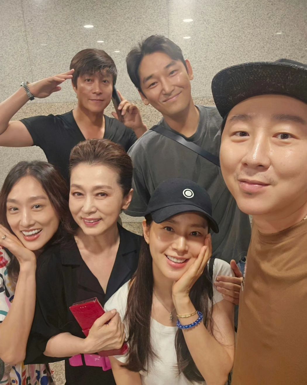 오랜만에 엄마 공연관람!!! 역시 울 희경엄마가 짱...😍
10년이 넘은 인연이라니...💜 몇년만에 다들 얼굴 봐서 넘 좋았어요🩷 
.
남은 공연 끝까지 화이팅이요!!!🩷🧡💛
뮤지컬 <메노포즈> 8월 25일 까지 '한전아트센터'에서 공연합니다!!! 완전 재밌어요! 보러가세요!!!!
.
.
.
#문희경 #최대철 #한채아 #김기두 #강신효 #한유이 #당신만이내사랑 #당신만이내사랑팀 #뮤지컬 #메노포즈 #뮤지컬메노포즈