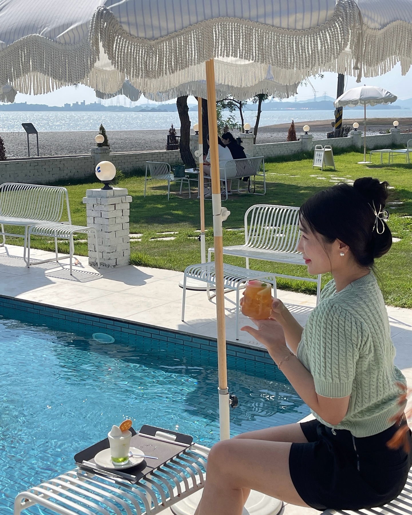 📌 (저장) 분위기 힐링하러 가고 싶을때 꼭 가보세요 

애기들이랑 가기에도 너무 좋고 
아기자기한 동화속 느낌이 아주👍

물에 발도 담글수 있는 카페인데
더운날엔 무더위 싹가고 

그냔 바라만 보고 있어도 물멍~ 
바로 앞에는 바다뷰까지 있어👍👍

✔️항공샷으로 찍으면 살찐 내다리 가늘어보이는 마법
✔️요런덴 또 발 한번 쓱 담궈죠야죠
✔️앞에 릴스로도 올렸는데 사진으로도 기록해요💫
〰️〰️〰️〰️〰️〰️〰️〰️〰️〰️〰️

📍후아후아 
경기 안산시 단원구 선창길 96

▪️평일 11:00-19:30
▪️주말(토/일) 10:00-19:30
▪️주차장ㅇ
✔️ 1인1메뉴 필수

🏷️ 아메리카노 6,000

〰️〰️ 더 많은 정보는 lovelymimsong ✨

💚 같이갈 사람~ 👉 공유 
❇️ 여기 가보고 싶다면 👉저장
❇️ 생생후기 가득한 정보를 알고 싶다면👉팔로우

lovelymimsong 
lovelymimsong 
팔로우하고 일상.여행 정보 받아가세요😘