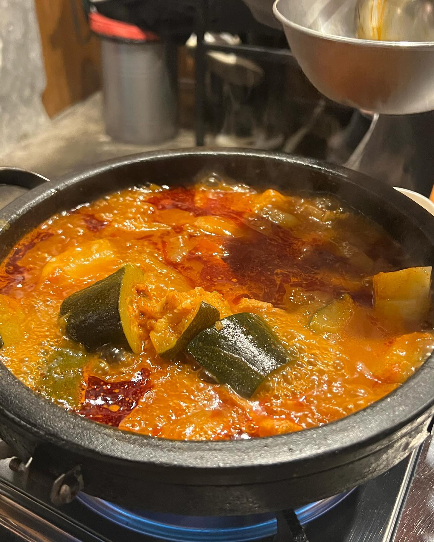 고추장 찌개 소주 도둑이다 😜 다 먹고 리조또 추가 이게 진짜 😍살짝 비싸지만 마싯땨,,,,🫶🏻😆🫶🏻🙂‍↔️🙂‍↔️❤️
또 가면 리조또 두개 추가 할까 ?!?!?ㅋㅋㅋㅋ
찌개도 맛있지만 사이드 메뉴들이 다 소주를 부르는 메뉴들이라 🫶🏻
치킨너겟+꼬마돈가스 픽 ! 딱 불량스러운 소주 조지는 맛 😆
일차부터 각 2병으로 시작합니다⭐️

🫧고추장찌개(소) 23,000원🫧
🫧치킨너겟+꼬마돈가스 14,000원 🫧
🫧리조또 10,000원🫧
🫧소주 5,000원🫧

#을지로맛집 #을지로3가 #을지로3가맛집 #을지로술집 #을지로3가술집 #고씨네고추장찌개 #고추장찌개 #힙지로맛집 #소주안주 #먹스타그램 #을지로소주맛집