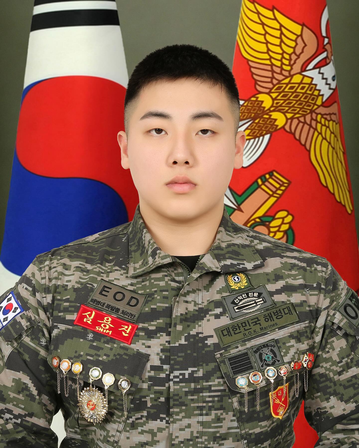 2022.08.29 ~ 2024.02.28

과업 끝

대힌민국 해병대 달리는 제1 상륙사단 최강킹콩 3여단
꽃피는 33 특수게릴라 해병 유격대대 독수리 10중대
막강 60 낭만 2포포수 황룡병장 심용진 

존경합니다. 강한해병으로 만들어준 내 선임들 
감사합니다. 믿고 따라와준 듬직한 내 후임들 
사랑합니다. 모든순간을 함께해준 내 동기들

지금까지 군 생활을 하면서 제 분수에 맞지 않는 과분한 사랑,
과분한 충성 받으며 군생활 한거 같습니다.
저를 마주했던 모든 선임, 동기, 후임 감사합니다

한 없이 말리시던 부모님 뒤로 
번 지수 잘못 찾아온 이곳 해병대 1사단 
해 병이 되기위해 악착같이 훈련받고
병 들에게 인정받으려 뭐든 했으며 
은 근히 내 한 몸 바쳐가며 
영 내 생활을 하다보니 
원 수같은 선임들에게 
한 없이 욕도 먹고 맞으며 
해병대 단맛 쓴맛 어느덧 1년6개월 
병 장 달고 세월이 흘러 끝났다

”네 젊음을 해병대에 걸어라. 해병대는 네게 조국을 걸겠다.“

”나 비록 전역을 하여 이 몸 하나 해병대를 떠났을지언정 조국과 
해병대가 부를 때 나 모든 것을 버리고 전우와 해병대를 위해 붉은 깃발 아래 다시 모일 것을 맹세합니다.“
