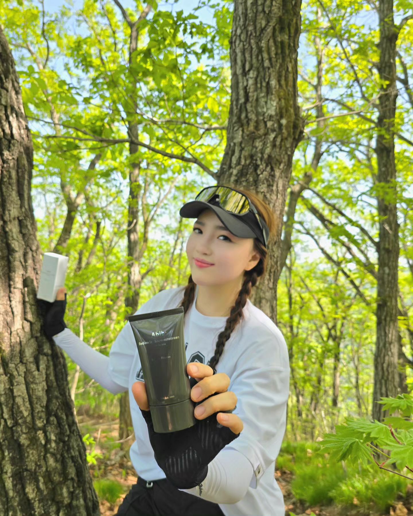 #광고 abib.official 

와~오늘 한여름 날씨🌞 
햇살이 따가워 이제 선블록 제품을 수시로 발라줘야 하는데요

아비브 선크림은  특유의 끈적임이 없어서 너무 좋았어요!
촉촉하고 가볍게 발려서 메이크업 전에 땀 흘린 후에도 눈 시림없어  등산할때도 
사용하기  좋았어요! 수분크림처럼 촉촉해서 덧발라도 좋더라고요 
1차 클렌징 만으로도 지워져서 너무나 편한 휘뚤마뚤 데일리템이에요! 
 
🌿아비브 수분초 선크림 추천합니다!
✅️지금 네이버 스마트스토어에서 40% 할인 중! 

스킨케어, 마스크팩 맛집 아비브 수분초 선크림 써봤는데 촉촉하게 발리는데 발랐나? 싶을 정도로 끈적임 없이 흡수되서 너무 좋더라구요🤭 
올 여름 자외선 차단제로 추천드려요! 지금 네이버 스마트 스토어에서 40% 할인한다고 하니 우리 여름 대비 겟하러 가봐요 🤗🤗🤗

#아비브 #수분초선크림 #아비브선크림 #아비브선케어 #수분선크림 #데일리선크림 #선크림추천 #선크림 #선케어추천 #자외선차단제