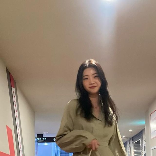  ෆ 수현 ෆ on Instagram: "#광고 @adaul_official 

제품명: middle pintuck belt long dress

색상: 카키✔️, 블랙

사이즈: s✔️, m

🟠 허리라인 더블 핀턱으로 우아하고 고급스러운 분위기 연출! 자연스럽게 떨어지는 플레어라인과 아웃핏 벨트로 체형에 맞게 피팅감 조절이 가능한 페미닌한 드레스

🟠 세밀하게 디자인된 V넥 라인으로 개방감있고 감각적인 무드 연출가능

🟠 블랙과 카키로 하객룩으로도 제격인 아이템

#ADAUL #어다울 #원피스 #롱원피스 #벨트원피스 #출근룩 #하객룩 #데이트룩 #데일리룩 #카키원피스 #봄원피스 #패션피플"
