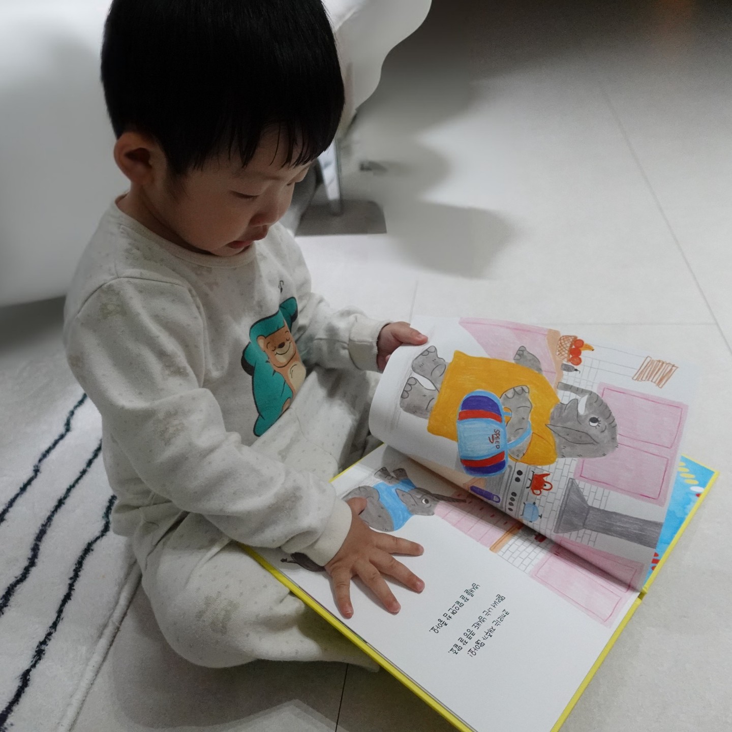 #협찬

책을 읽는 행복을 아이와 함께 나누고 싶다면 블루래빗 토끼책방을 추천해요! 🐰📚

이번에 블루래빗 토끼책방 1호점 컬렉션에서
<코끼리는 재주가 많아요!>
<빵빵! 학교에 가요>
<누가 살까요?>
세 권을 읽어 보았어요

꿈과 행복을 파는 토끼책방, 블루래빗이 엄선한 세계 창작 그림책 컬렉션! 🌟 아이들이 좋아할 수밖에 없어요.

우리 아이는 아직 글자를 잘 모르지만 손가락으로 그림을 가리키고, 집 모양 그림엔 문을 똑똑 두드리기도 하면서 그림책 속 세상을 간접 경험하는 모습을 보니 너무 재밌었어요. 😊

아이에게 다양한 세상과 만나는 통로가 되어주는 독서의 즐거움을 함께 누렸답니다. 💖

bluerabbit_official_korea

#블루래빗 #토끼책방 #세계창작그림책 #블루래빗토끼책방 #그림책추천 #유아전집 #창작그림책전집 #창작동화 #전집추천