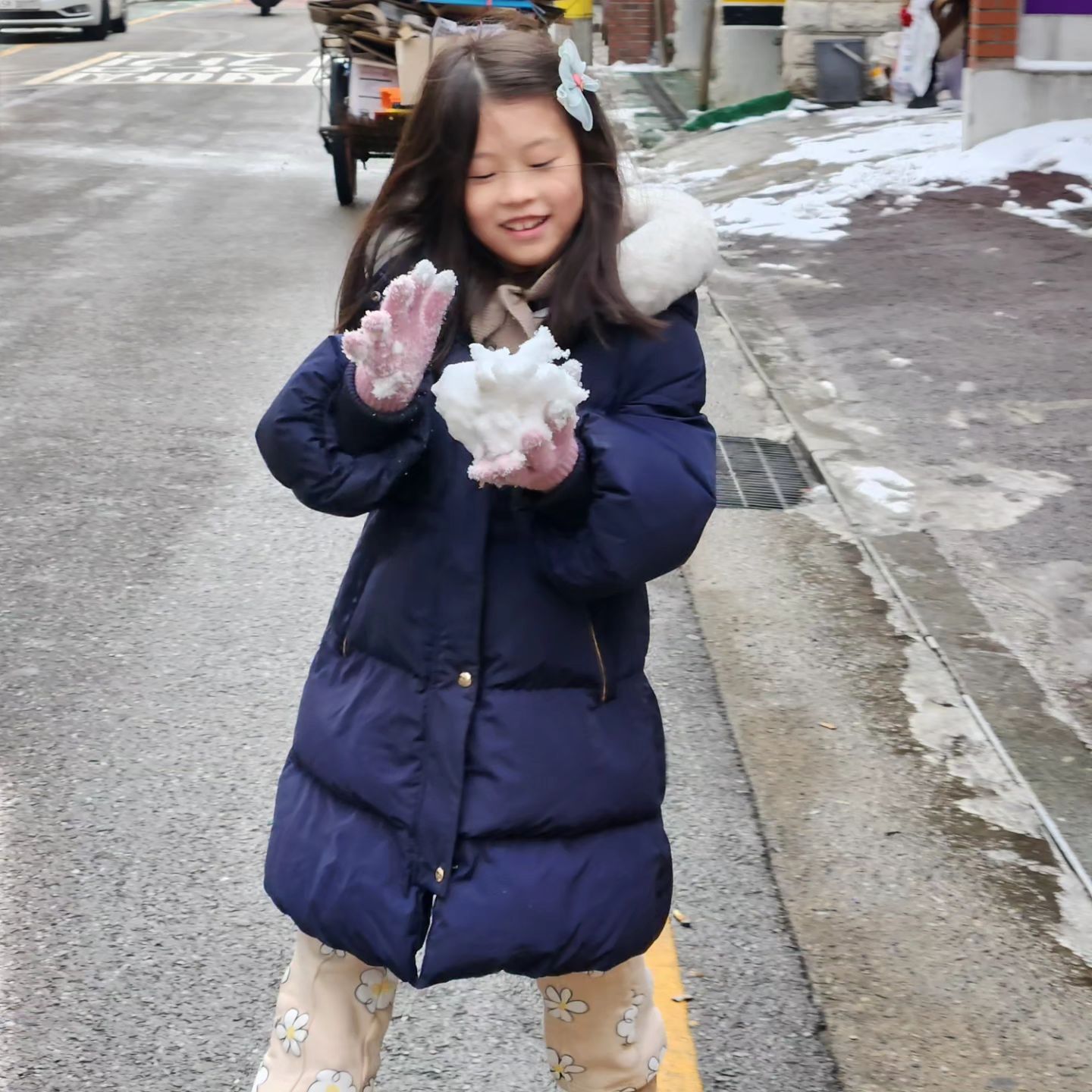 #1225

크리스마스엔
동네에서 놀기🩷

자꾸 눈뭉쳐서
내 등뒤를 가격하고 ㅋㅋㅋㅋ

예쁘고맛난케이크보고
기분좋아 예쁘게 웃는 내딸❤️

담주부턴 방학인데
두달동안 잘지내보자..

#크리스마스 #화이트크리스마스 #다가오는겨울방학 #2달실화