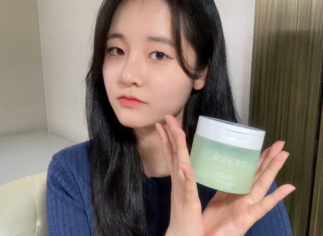 김은교 on Instagram: "슬로너스 시카초 토너패드 🌿💚 시카+어성초 배합한 시카초 ™ 85% 함유(슬로너스 개발 성분), 흡토•닦토 모두 가능한데다가 얇은 목화솜 순면 패드로 피부에 저자극이