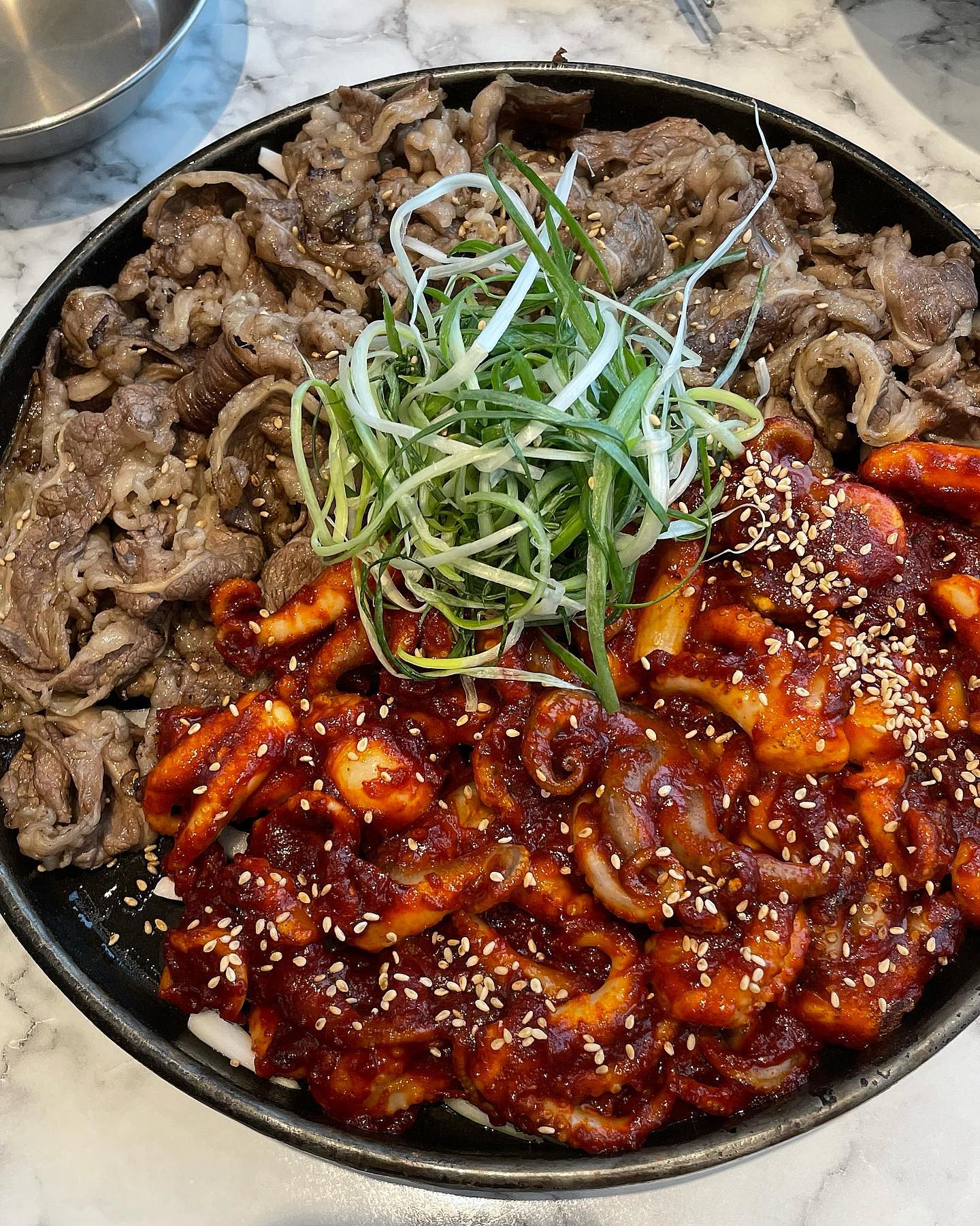 #인천송도맛집 #신복관 우삼겹이랑 쭈꾸미 조합은 못 참지😮‍💨 깻잎이랑 무쌈에 잔뜩 싸먹고 마지막에 볶음밥에 치즈사리 추가 필수✨ 토치로 치즈 녹여주시는데 세상 맛있댜!