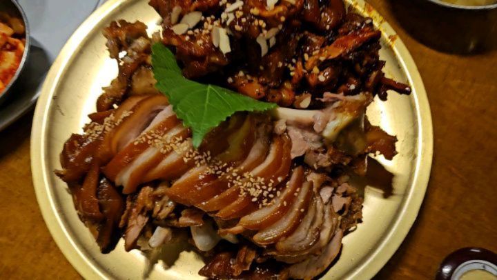저녁먹으러 쟁반보고 들어왔는데
족발도 서비스 막국수도 맛나

#동네맛집족발 #수유맛집 #수유족발 
#공연보고 #식사중  #맥주서비스 #받으려고 
#맛스타그램 #수유먹자골목