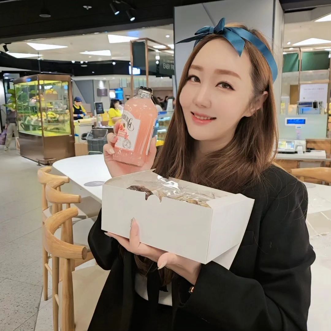 데뷔 16주년 8월21일
이젠 10월4일 누나처럼발매일까지..
치킨이가 챙겨주면서 부터 그때의 소중했던 기억들을 다시 꺼내어 보는중..😭❤️
평소에도 넘나 많이 챙겨주지만 그래도 기념일날에는 기록해야지 해놓고 바쁨을 핑계로 8월 사진까지 함께 올리고 기록하기✍️
항상 고맙고~~ 앞으로도 잘부탁행💕 나도 더 열심히 지치지 않고 활동할껭💪
(핑크의자 조립하는 영상도 찍어놨는데 수정하다 지워져서 못올리는거 왕속상..😭)
축하해준 내 지인들 팬분들도 너무 감사해요🙇‍♀️🩷