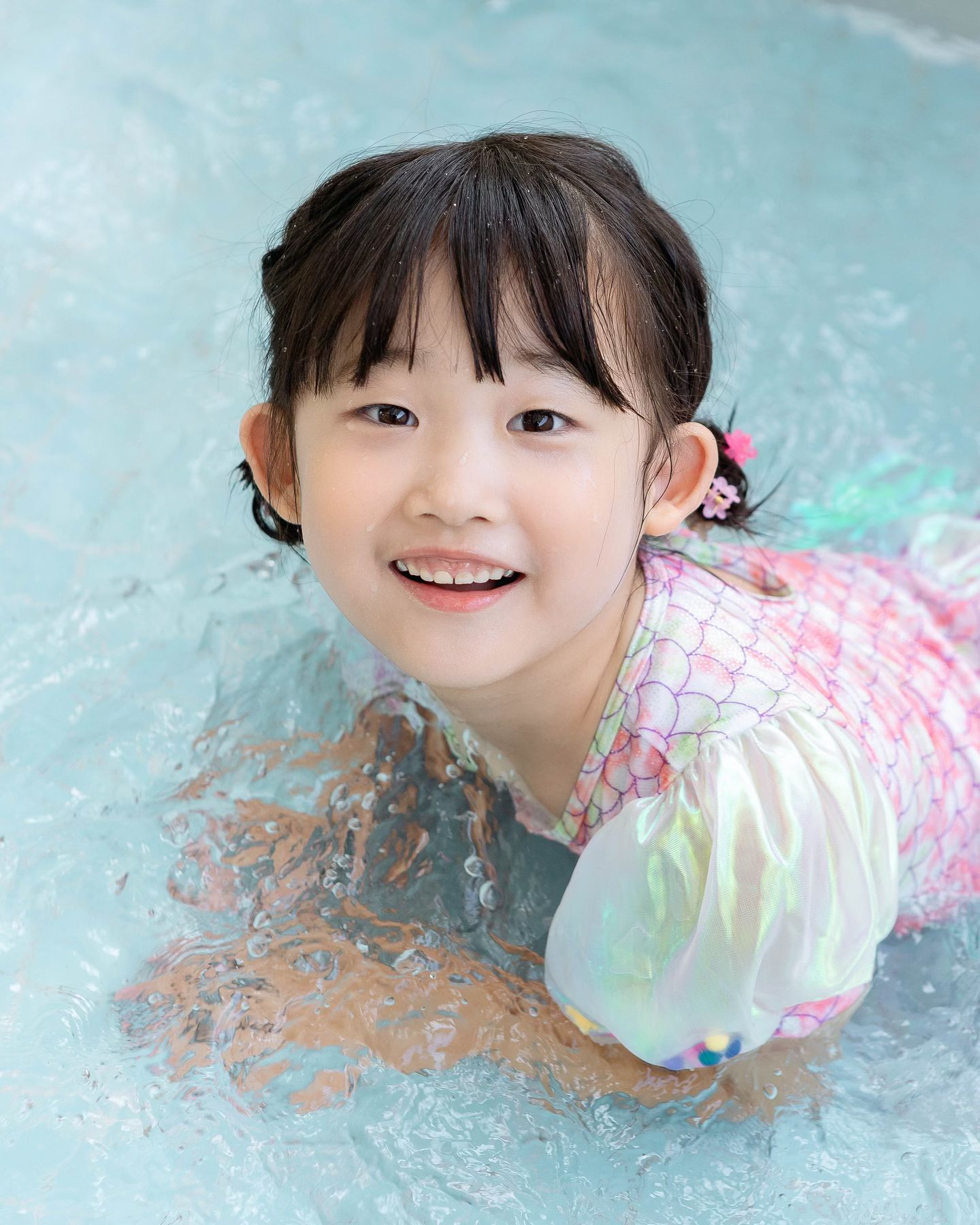진짜 진짜 오랫만에 만난 나니작가님과 ❤️
재밌게 촬영하자했더니 찐으로 노는중 🤩
키도크고 통통해진 윤슬이의 여름 ☀️

📸 nanigrapher 

💄 mjoo_makeup 

🏠 palette_yeonhui 

#윤슬 #윤스리 #윤쯔리 #윤슬이그램 #달콤이그램 #키즈화보 #키즈모델 #여아모델 #아역 #아역배우  #아역모델  #koreakidsmodel #kidsmodel #광고모델 #섭외 #캐스팅 #캐스팅디렉터  #신인개발팀  #아역배우김윤슬 #스냅촬영  #딸 #여아모델 #모델 #키즈인플루언서