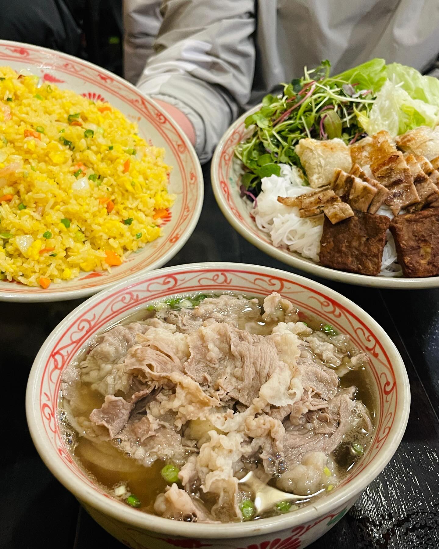 *협찬 평일점심 웨이팅 필수!
상무지구 쌀국수 맛집 에머이, 여기는 근본이지

오랜만에 쌀국수 땡겨서 다녀온 에머이
역시는 역시, 실망시키는 법이 없습니다.

✔️차돌쌀국수 13,000원
✔️분짜 15,000원
✔️볶음밥 10,900원

차돌쌀국수에 고기토핑 수북이 올라간
사장님 인심 좋고요. 국물도 깔끔 그 잡채
에머이 오면 볶음밥+쌀국수 조합 좋아하는데
역시나 하나같이 맛있어서 남김없이 먹고 왔지요.

특히 광주상무점은 주류 할인 이벤트 중이라
💥소주 1,000원
💥맥주 2,000원
말도 안되는 가격으로 행사중이니
@술 좋아하시는 분들 당장 달려달려~ 

📍에머이 광주상무점
▫️광주 서구 시청로 27 1층 128호
▫️매일 10:30-21:30
▫️상무광명메이루즈 상가 주차장 2시간 지원
-
#상무지구쌀국수 #상무지구맛집 #상무지구술집 #광주쌀국수 #광주쌀국수맛집 #상무지구쌀국수맛집 #에머이 #에머이광주상무점