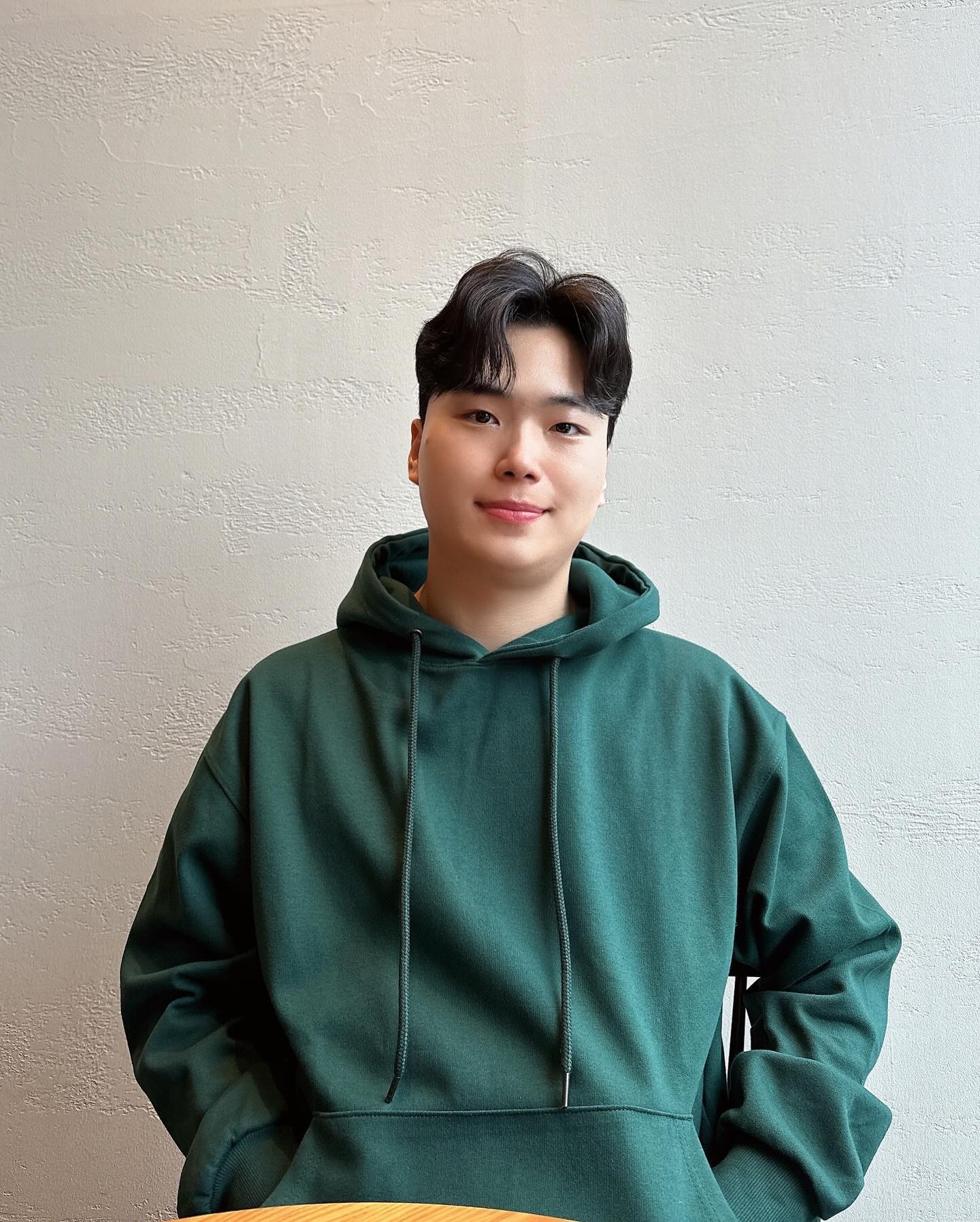 #협찬 #조군샵 jogunshop  #남자후드티 #빅사이즈후드티 #루즈핏후드티 #남녀공용 #후드티 #빅사이즈

드랍 세미오버 이중지 후드티 
조군샵으로부터 봄에 착용 가능한 이중지 후드티 딥그린 💚 을 선물 받았어요 👏🫶
특히 후드끈 끝에 철팁 절사, 후드 주머니 끝부분 박음질이 견고해서 디테일 가득하고 섬세하게 메이킹 된 옷인걸 느낄 수 있었어요:) 부자제 및  봉제까지 신경써서 편하게 입는 데일리룩으로 최적합 👏👏

#ootd #패션계정맞팔