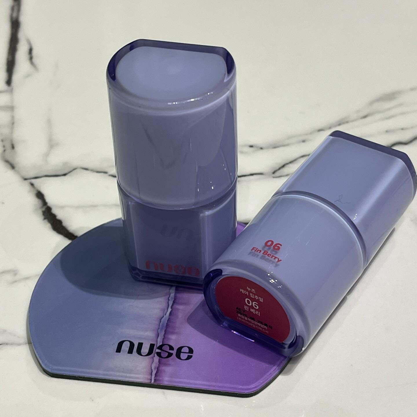 가장 마음에드는 누즈 #쿨톤립 💄
 이제야 올려봅 🫶🏻
.
.
이벤트당첨받아 써봤는데 판테놀덕분에
누즈가 아토피있는 제 입술과 얼굴을 살렸다요
☃️겨울에 이제 저도 화장할수 있읍니다☃️
누즈 감사합니다🤍
#판테놀 최고👍🏻
#누즈#nuse#립케어#틴트#색조
#리퀴드#치크#톤업크림#화장품#뷰티