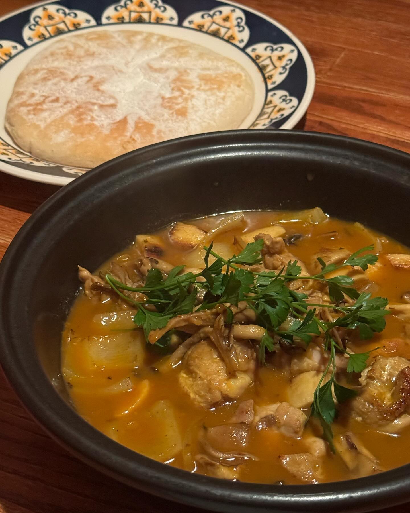 #협찬 #강남역맛집 #아실라
강남역에서 북아메리카 모로코 음식을 먹을 수 있다니💛
열려라 참깨를 외치며 들어가야 할 것 같은 입구를 지나서 우리만의 룸 공간에서 식사를 할 수 있었던 #강남아실라
특색있는 메뉴들이 많았던 이 곳에서 우리가 먹은 메뉴는 건자두와 꿀을 도리닭과 졸인 스튜 느낌의 #모로코타진 과 루콜라와 사퀴테리(잠봉)를 싸먹는 #페스츄리피자 인데용‼️
시원한 모히또 하이볼과도 잘 어울렸고, 진짜 여행 온 듯한 느낌으로 너무 맛있게 먹었어요. 전체적으로 모로코 느낌이 나는 인테리어라서 정말 재미있는 공간인 #강남역아실라 #강남데이트장소 로 너무 좋을 것 같아요 ㅎㅎ

#역삼동와인바 #강남역와인바 #역삼와인바 #역삼동소개팅 #역삼동데이트 #강남소개팅 #강남데이트 #강남리조또맛집 #강남역파스타맛집 #강남맛집 #강남역데이트 #강남역와인 #강남역하이볼 #강남역룸술집 #강남역룸식당 #강남룸술집 #강남룸식당