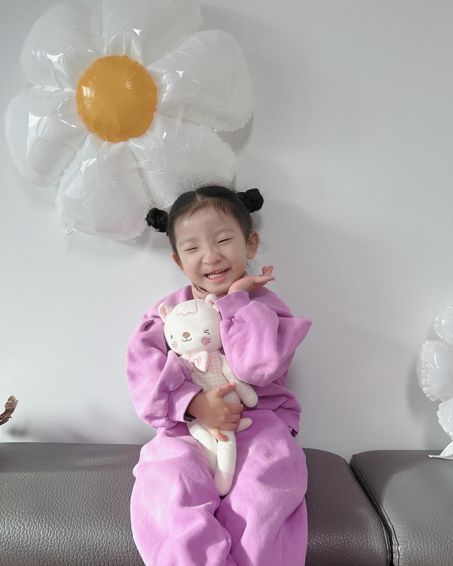 #광고 
감기때문에 가끔 이틀에 한번 머리 감길때면…
가끔 내 딸이지만… 정수리 냄새에 깜짝 놀랄때가 있다 ㅋㅋㅋ
땀이 많은 아이라 더 그런것 같다
최근에 #몽프라앰버서더 가 되서 이 제품을 사용하고 있다
📌한국표준시험연구원 소취테스트 결과 입증된 확실한 두피 쉰내 케어 효과
📌대한피부과학연구소 즉각적인 두피 유분개선 효능평가 시험 91% 두피 유분개선
일단 향이 은은한데도 오래간다
향에 민감함 리원이도 #몽프라샴푸 를 이용할때면 
항상 “음~ 향기 좋아” 하며 기분 좋아한다
#몽프라바디워시 역시 자기가 거품 하겠다고 스스로 가져간다
목욕을 싫어하던 아이도 자기가 거품칠을 하면서 점점 즐긴다🤣
특히 #약산성바디워시 라서 피부에 자극이 없다

애정하는 라인❤️

#몽프라 #키즈샴푸 #키즈샴푸추천 #어린이샴푸 #정수리냄새 #어린이샴푸추천 #정수리냄새샴푸 #바디워시 #키즈바디워시 #어린이바디워시 #앰버서더 montfra_official