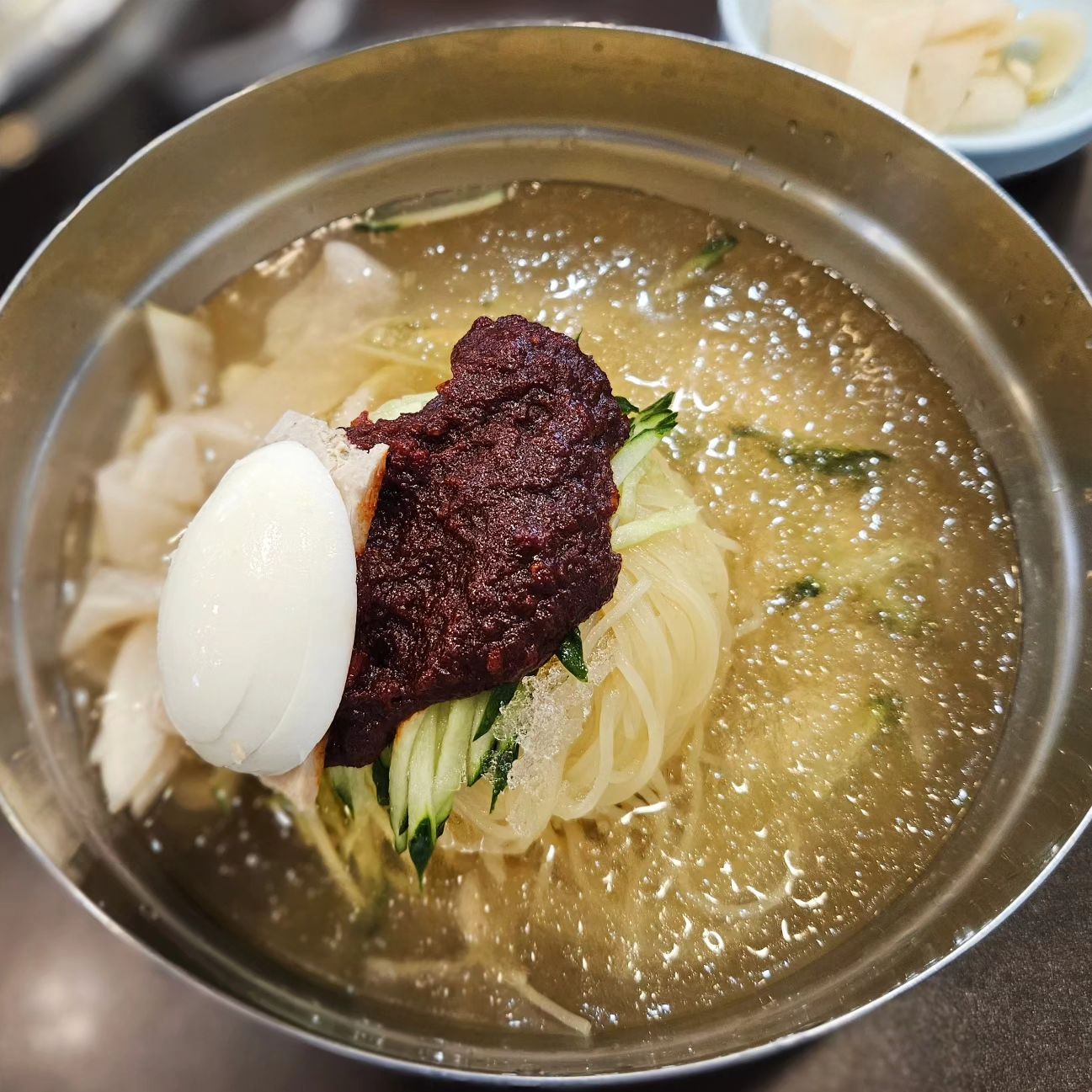 부산 해운대 [해운대밀면]

#BD수첩_해운대구

무더위가 이제 끝나기전에 시원한밀면을 한번
더먹어보자 싶어서 들린 해운대밀면!
풍자누님 또간집에서 해운대구민 추천 1번으로
나온 유명한곳. 개인적으로 풍자누님 밀면만 먹고
나와서 너무 아쉬웠는데.. 사실 밀면은 맛집들 대부분
상향평준화라 우열을 가리기힘든데, 여긴 깔끔 담백한편
하지만 이집 만두는 찐맛이라 꼭 같이 시켜야함
만두피도 굉장히 얇고 씹는순간 촉촉한 육즙이 입안을
적시는 느낌이 일품!  만두 3판도 먹을수 있겠네 진짜

주소 : 부산 해운대구 중동2로10번길 21

#해운대밀면 #해운대맛집 #부산맛집 #해운대구맛집 #해운대해수욕장맛집 #밀면 #부산밀면 #만두 #만두맛집 #부산밀면맛집 #부산밀면추천 #해운대밀면맛집 #중동맛집 #해운대밥집 #먹스타그램 #오늘의레시피 #투데이레시피 #BD수첩 #busandelicious 
#맛집탐방기 #선팔하면맞팔 #좋아요반사 #맞팔환영 #부산먹팔 #먹팔환영 #먹팔은맞팔
#먹팔 #부산먹팔러