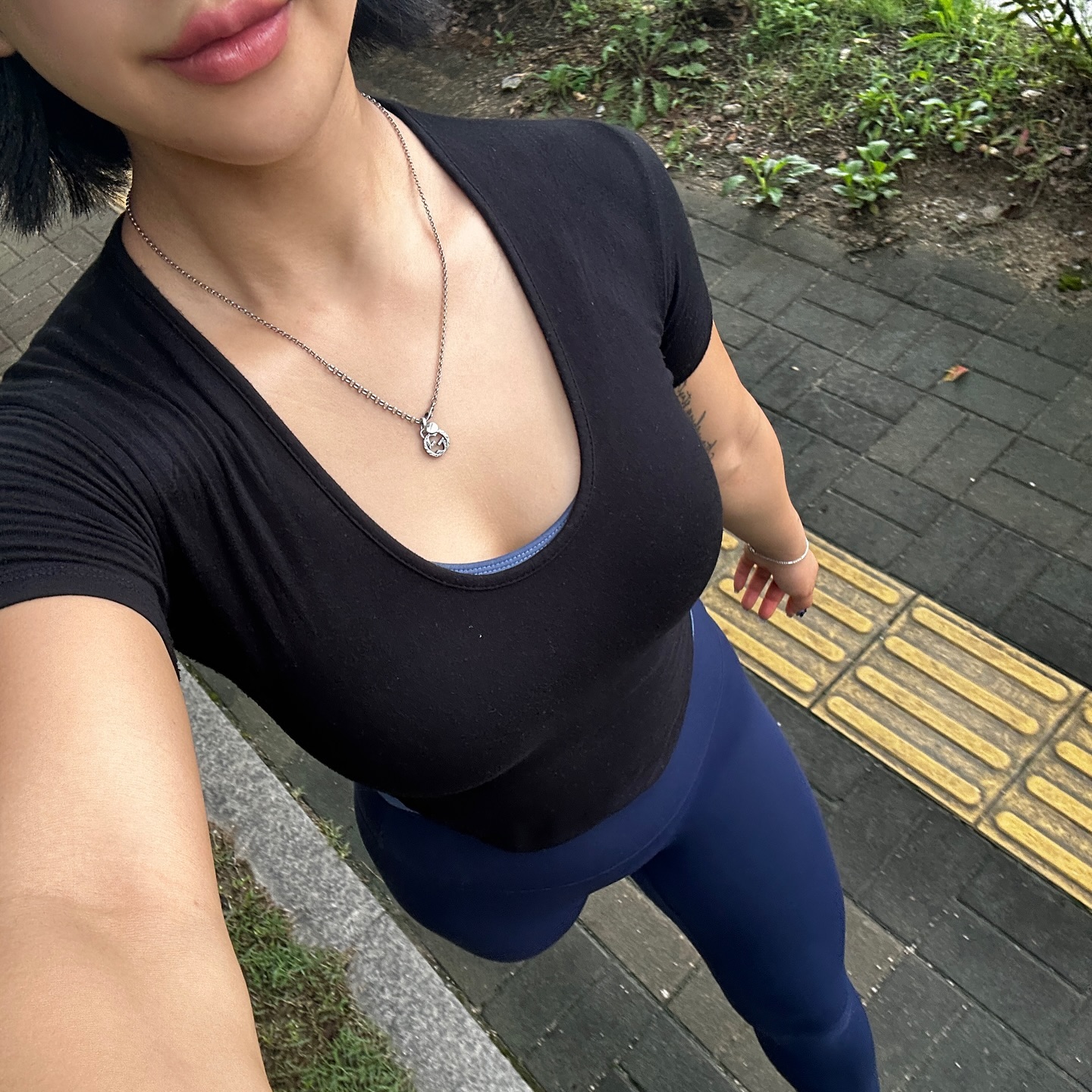 🦵🏽
발목가동성 바보는 운동 전 꼭 종아리를 풀어줍니다.
보통 구비되어있는 폼롤러는 두꺼워서 작은 근육 자극 주긴 어렵고
개인 폼롤러는 들고 다니는 게 영 귀찮아서 고민됐는데

therabody_korea 웨이브 듀오 진동 마사지볼은
가방에 넣어 다니기도 편하고
진동 테라피 덕분에 문지르지 않아도 깊숙히 자극됨!

예쁜 몸 만들고 싶어서 요즘 건강하게 먹고 
생전 안해봤던 운동도 시작하고😌
그래서 브이로그로 찍어보려 했는데
’플라잉요가 하는 나’는 너무 악귀같아서 고민이 되네...