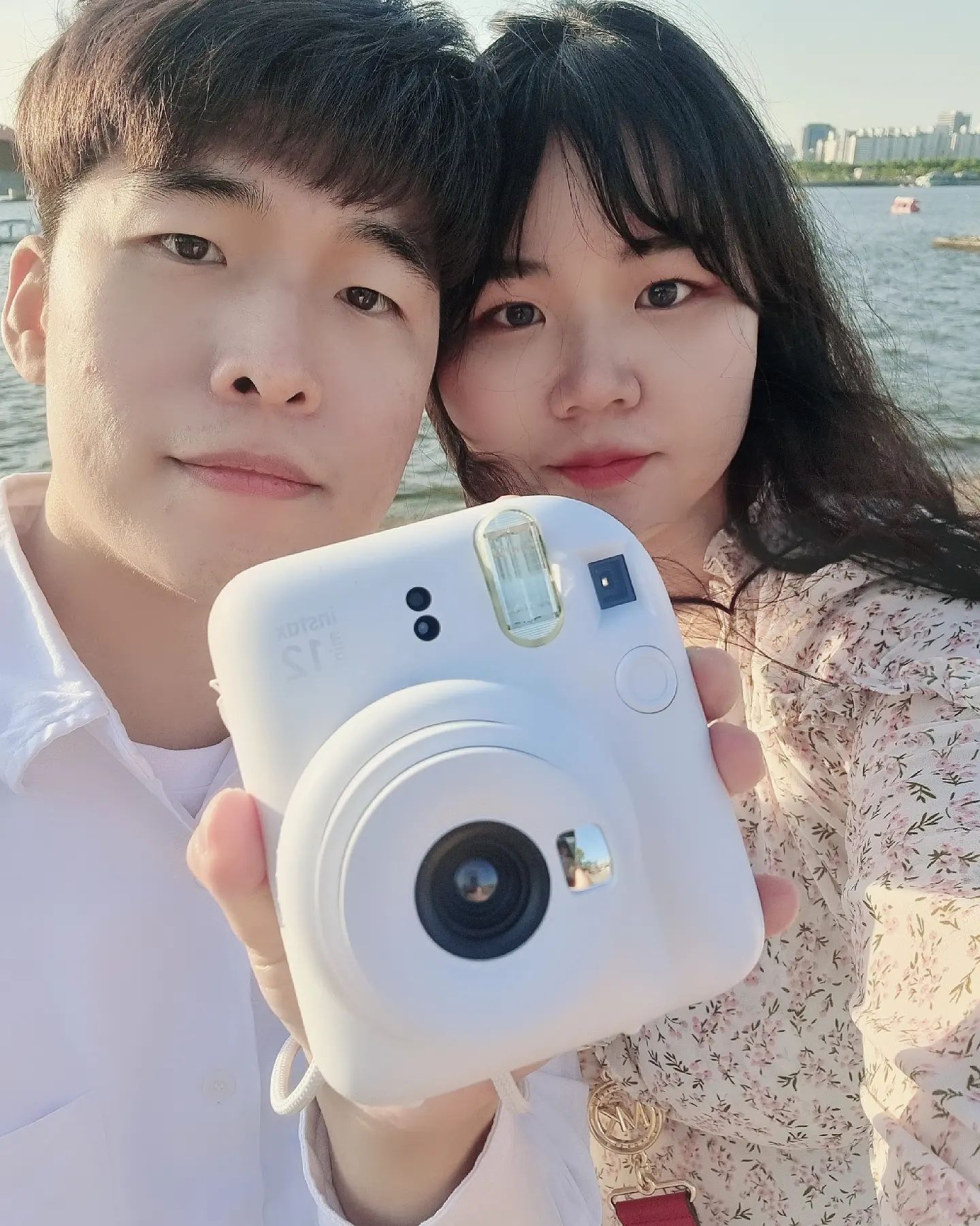 X 인스탁스 instax_korea #광고

⠀
스토리에 올렸어서 본 분도 계실텐데,
#병알커플 이 이번에 #인스탁스크루 로 선정됐어요🤍🤍🤍
앞으로 틈틈이 #인스탁스 관련 소식들 발빠르게 전해드릴게요 :D

둥글둥글한 디자인의 인스탁스 미니는 특유의 감성으로 꾸준히 사랑받고 있는데요
저희도 이번 #데이트 에서는 #인스탁스미니12 와 함께해봤어요👩🏻‍❤️‍👨🏻
5월 3일 오늘부터 예약판매가 시작된 ✨️따끈따끈한 신제품이랍니다 !!

저희는 어디에도 무난하게 어울리는 #클레이화이트 컬러를 픽했지만
사실 이 외에도 블라썸핑크 파스텔블루 민트그린 라일락퍼플 요렇게 파스텔 가득한 컬러들이 너무 예뻐서 전부 취향저격 당했어요🫠💘💘
기회가 된다면 다른 컬러들도 리뷰해보고 싶을 정도예요 히히

그리고 이번에 #클로즈업모드 가 생겼더라구요
얼빡샷으로 나오다 보니 확실한 #셀피 느낌이 나서 좋았어요 
오빠 뒤로 숨어서 저만 잘 나온 것 같기도 하지만 ㅋㅋㅋㅋㅋㅋㅋ
앞으로 종종 사용해보면서 익혀보려구요(*ꈍᴗꈍ)

#미니12 에 대한 정보들은 아래에 간단히 남겨둘게요 !!
앞으로 올라올 인스탁스와 함께하는 데이트들도 만관부🫶🏻🌷
⠀
#커플 #일상 #인스탁스카메라

⠀
📌 인스탁스 미니 12
⠀
☑ 5/3 ~ 5/11 예약판매 기간 내 구매 시, 오롤리데이 키트 + 필름 증정

☑ 다이얼을 통해 ON / OFF / 클로즈업모드 조절

☑ 클로즈업 모드(=셀피 모드)를 통해 손쉽게 셀피 촬영 가능

☑ 자동 노출 & 플래쉬 기능으로 다양한 빛에서 촬영 용이
⠀
