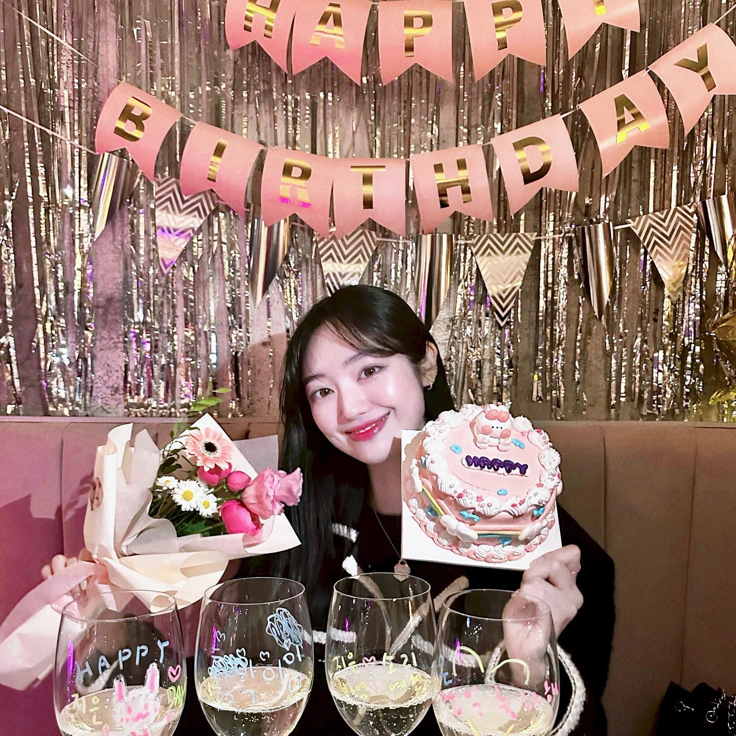 사랑하는 사람들과 함께하는 생일 주간 🙇🏻‍♀️

때마다 들었던 말인 거 같은데 "태어나줘서 고맙다" 는 
이 말이 올해 유난히 마음을 따뜻하게 해주었다. 

계절마다 다른 바람도 꽃들도, 하물며 피고 지는 
하늘의 구름조차도 나에게 주신 큰 선물이자 축복임을 
기억하며 여전히 살아내 주길 :) 

ᴀʟʟ ɢʟᴏʀʏ ᴛᴏ ɢᴏᴅ 💗
.
.
.
#1022 #생일 🎂
