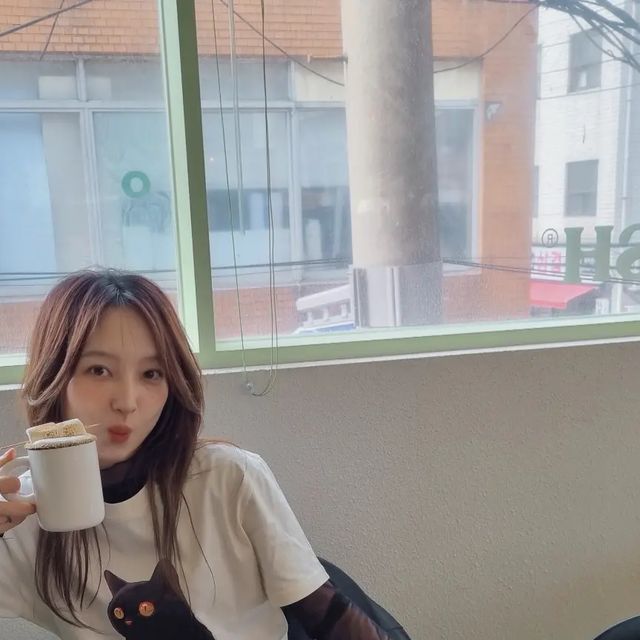  kaheelee 달보드레 콩닥이 꽁냥이 on Instagram: "#광고 @okstar
소금붕어빵 너무 맛있쟈나🧡🤎👍🥖🥐 찹쌀소금빵은 조청 찍어먹음 쫀득하고 꿀맛🍡🍯
콩닥이도 같이 산책도 하고 맛난것도 먹구 💛
눈 땡글한 검정냥이도 같이 🐈‍⬛🐱
#okstar #옥스타 
.
.
그림도 넘 귀엽구 탄탄한 질감이라 사계절 내내 오래 입을수 있어 취저🤍🩶🐈‍⬛ 
옥스타 제품들 사이즈폭도 넓고 컬러감도 다양해서 커플룩으로 맞춰입어도 좋을듯🩷
직영공장 보유로 높은 품질 제품을 합리적인 가격으로 쿠팡, 룩핀, 에이블리 등에서 만날 수 있어요🤍🫧
봄 맞이 반팔티 구경가용🌼

#반팔티 #남성반팔티 #여성반팔티 #남녀공용반팔티 #캐주얼룩 #캐주얼반팔티 #데일리코디 #데일리룩 #커플티 #빅사이즈 #고양이티 #소금붕어빵 #소금빵×붕어빵 #반려동물동반 #오오티디 #dailylook #ootd #산책 #일상 #좋아요반사 #좋댓반사 #맞팔은디엠"