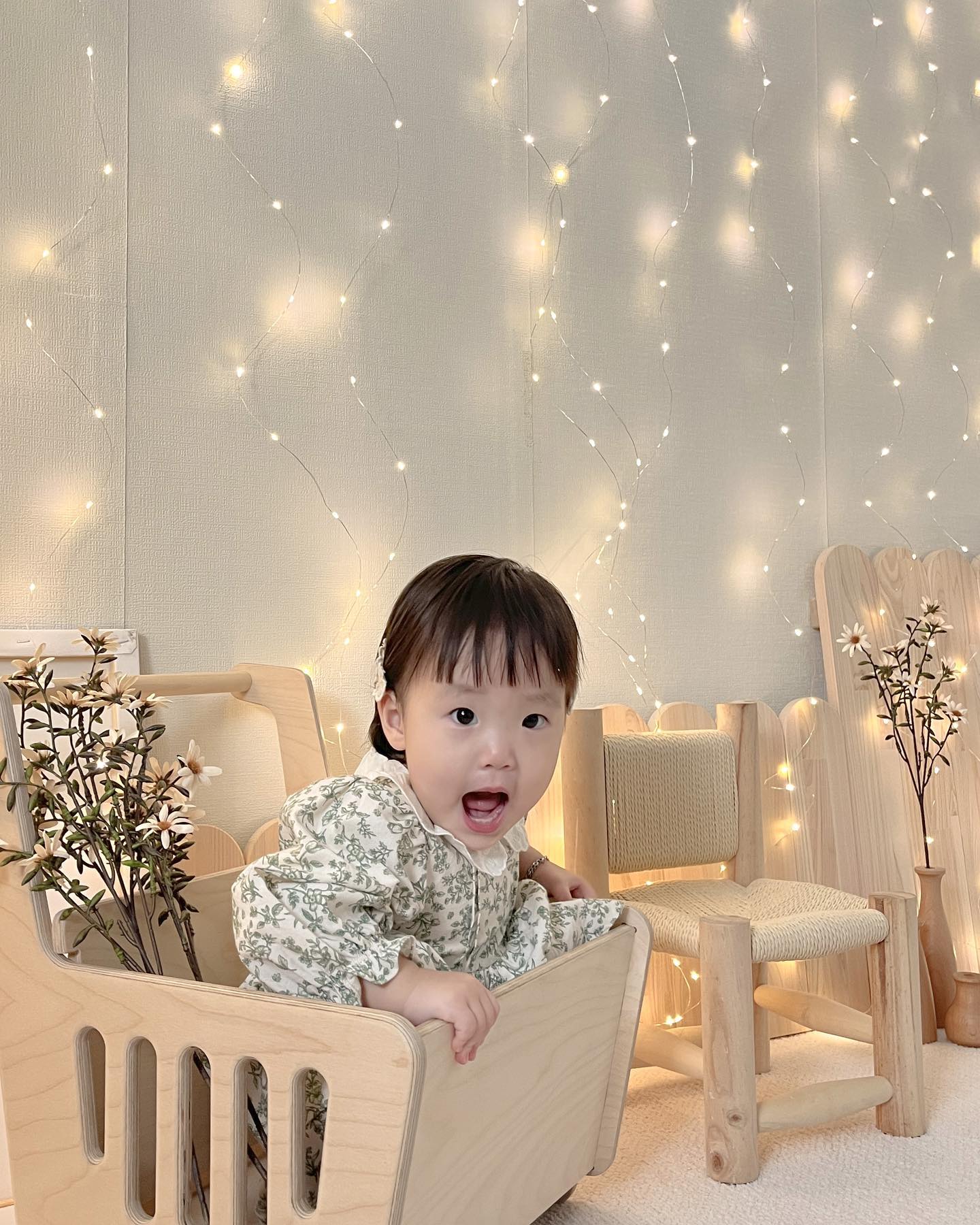 동화 속 한 장면 같아진 우리 집 🏡🧚🏻✨

시후맘 s.hoo._.mom 이 공구하는 오로라전구 덕 💖
저 진짜 하루종일 켜놓고 있다구요,, 🥹

낮밤 비교컷 / 다양한 사진은 전피드로 
제품정보는 s.hoo._.mom 피드로 🤍