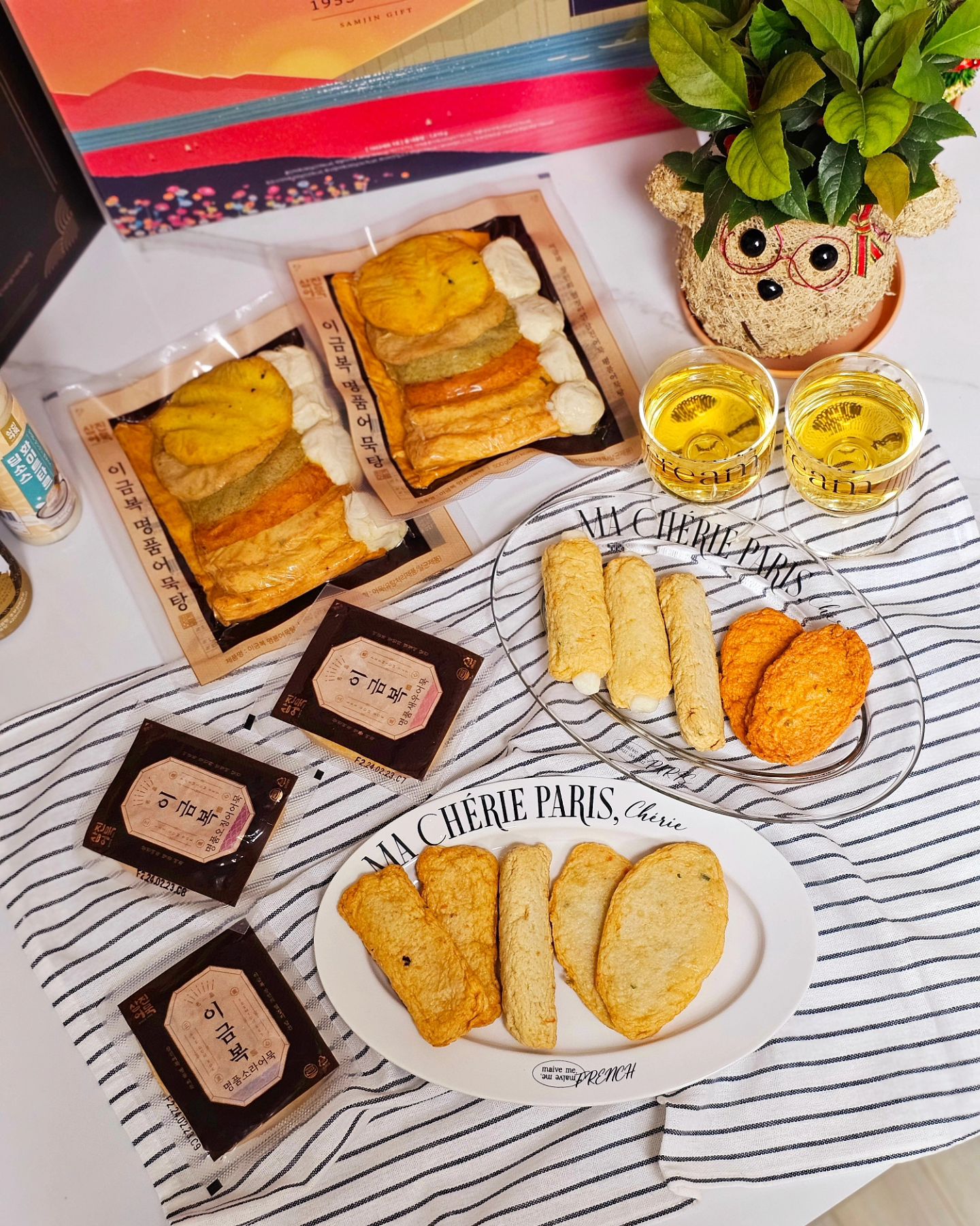 #협찬 samjinamook

저희동네는 장터에서도 사각어묵부터
다양한 삼진어묵을 팔아요~
#삼진어묵 은 어묵의 맛과 품질이 좋아서
저희도 항상 쟁여놓고 먹는답니다!
저희동네 2️⃣마트에 파는 어묵세트는
오전에 안가면 품절~ 그정도 인기지요!

선물세트의 구성이 알차서 어묵탕부터
다양하게 즐길 수 있어서 너무 좋아요!

이금복어묵세트는 명품어묵세트로
그냥 데워서 간식으로 안주로도
너무 좋구요!! 어묵탕세트는 다넣고~
끓이기만하면되니 굿굿!!

1953세트 1호는 #어묵탕 은 물론~
데워서 간단하게 술안주로도 좋아요~

삼진어묵 온라인몰에서는
1월 2일(화) ~ 1월 11일(목) 까지
삼진어묵 직영점에서는
1월 3일(수) ~ 1월 12일(금)까지
해당 기간동안 삼진어묵
‘이금복명품세트’, ‘삼진프리미엄세트’, 
‘1953세트 1호’, ‘1953세트 2호’ 구매 시
15% 즉시 할인 혜택 제공해요!

1월 2일(화) ~ 재고 소진 시까지
20/50/80세트 이상 대량 구매 시
2%/5%/8%할인 혜택 제공!!

📍얼리버드 기간 동안 구매 시
얼리버드 할인전 + 대량 구매 할인 혜택
중복 적용 가능 -> 최대 23% 할인!
.
.
.
.
.
.
.
.
.
.
#명절선물세트 #답례품 #어묵세트 #설선물 #명절선물