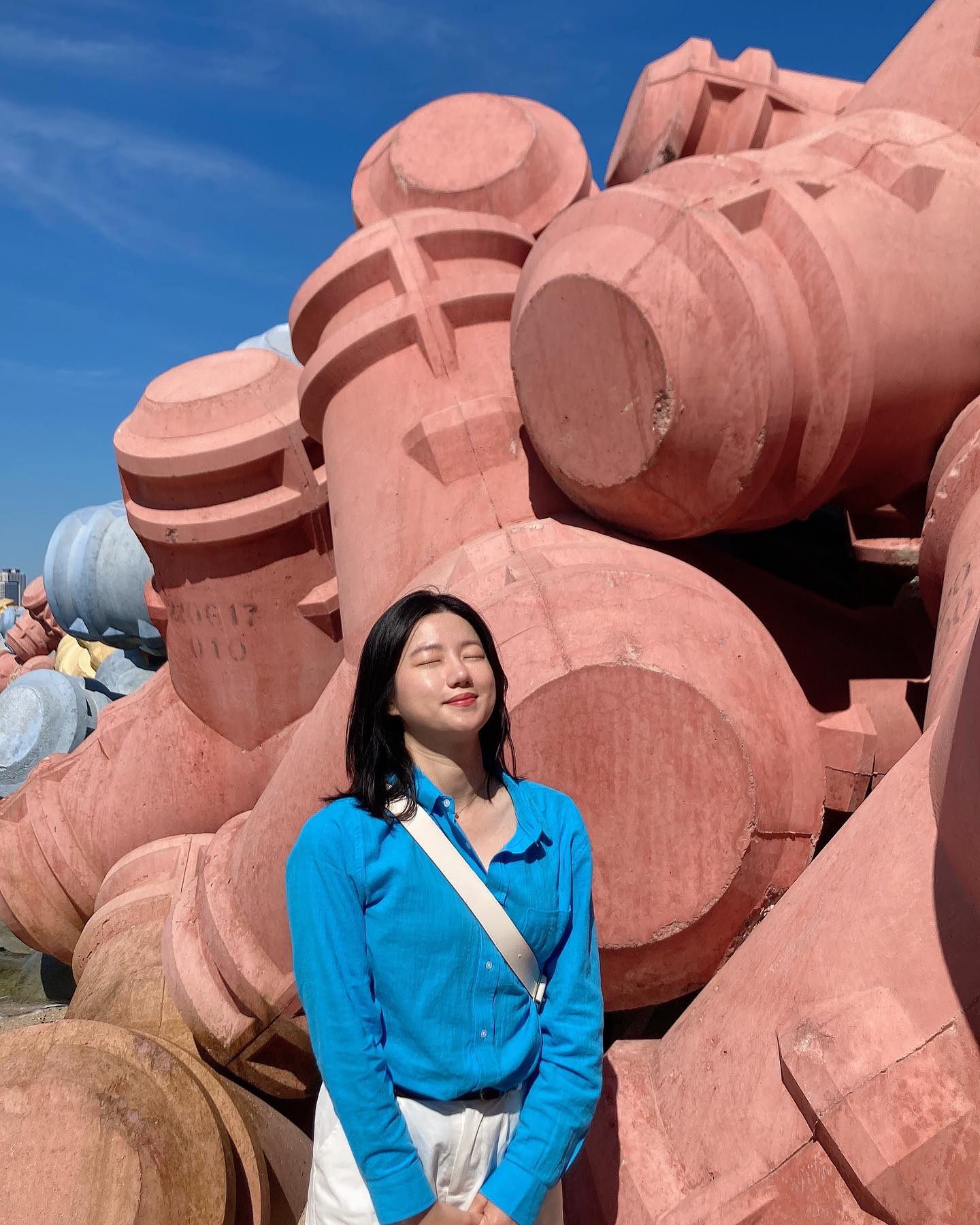 나는 아직 사근진해변..🩷
에메랄드 빛 물멍~파도 멍~
날씨가 다했다🌤️
여기 추천! 
사람도 별로 없고 인생샷 찍을만 하다규~🩵

#강릉 #강릉여행 #강릉여행코스 #강릉가볼만한곳 #사근진해변