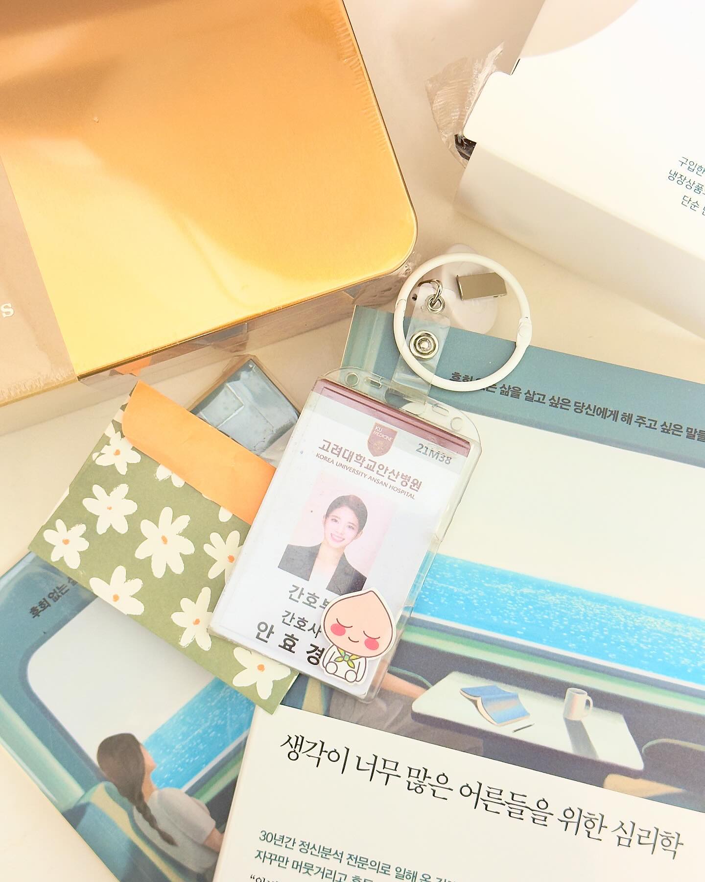 조금 늦었지만…✨

점점 박살나는 내 체력과 성격…
검진상으로 표를 뚫고 나오려고 하는 스트레스와 피로도…

힘들긴 했지만 좋은 선배들과 동기들 그리고 유니콘 수쌤, 레지쌤들이 가득해서 행복했던 2년✨

그만 두는 결정을 한 건 난데 그게 속상해서 마지막날까지 혼자 엉엉 울다가 에어팟도 어디다두고 와서 잃어버림ㅋㅋㅋㅋ

마지막이라고 동기들이 선물도 챙겨줬는데 고맙다는 말도 못한 나란 게으른 아이 용서해주겠니 애정하는 동기들❤️

똑똑이 간호사가 되고 싶었던 병아리였지만 결국 그냥 성격파탄난 꼰대 병아리로 마무리된 나의 고대이야기🐯
