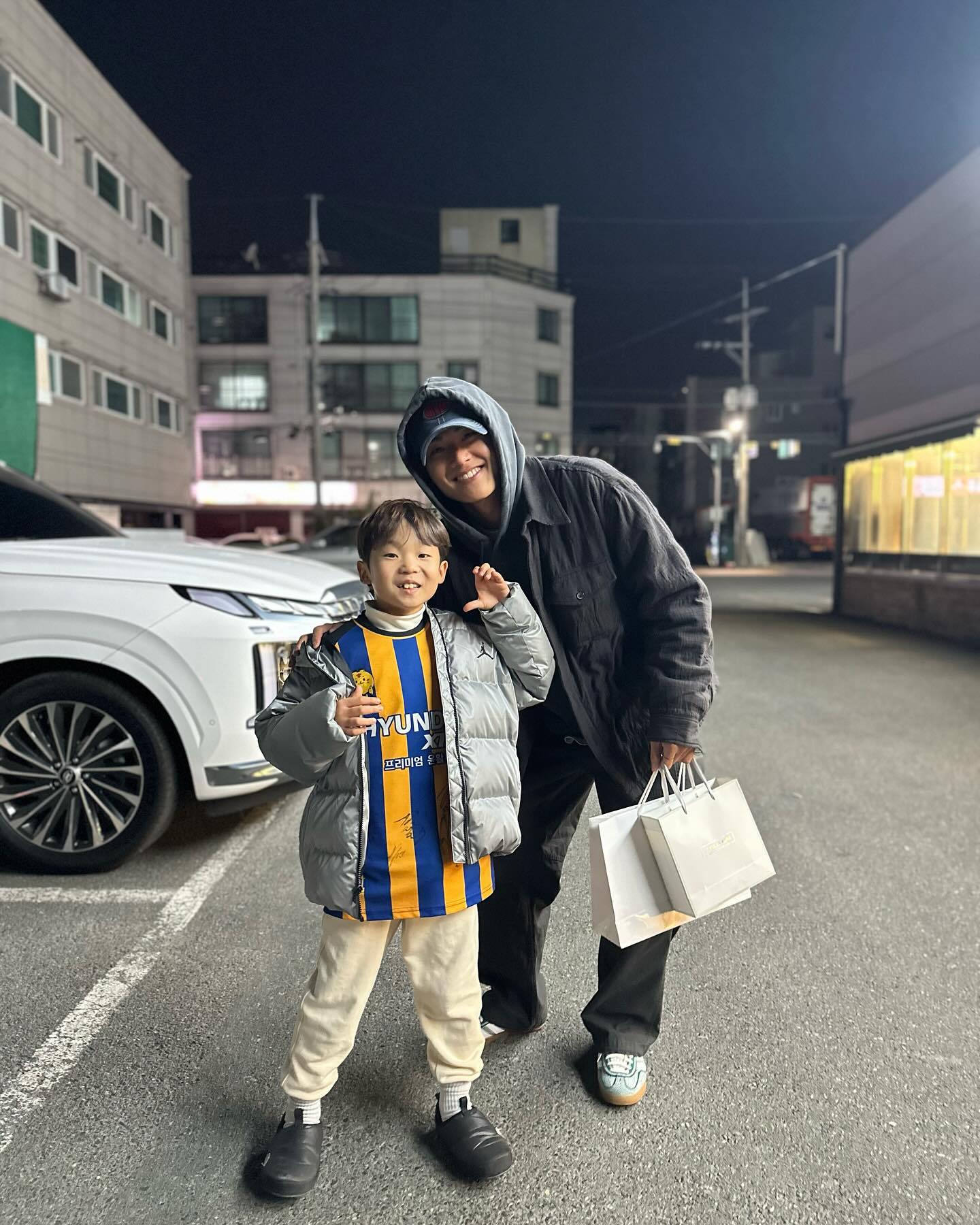 재우에게 따끈따뜻하고, 좋은 기억으로 남을
스윗 영우삼촌💙💛
⠀
2023 k리그 우승은 ‘울산현대’⚽️🐯
⠀
#20231203#울산현대#울산현대축구단#K리그#문수축구경기장#문수구장#2연패#설영우#설영우선수#애스타그램#말띠맘#셀카#셀피#인친#소통#외동#외동아들#인스타데일리#_재우야사랑해💕#맞팔#선팔#일상#재우맘
⠀
⠀