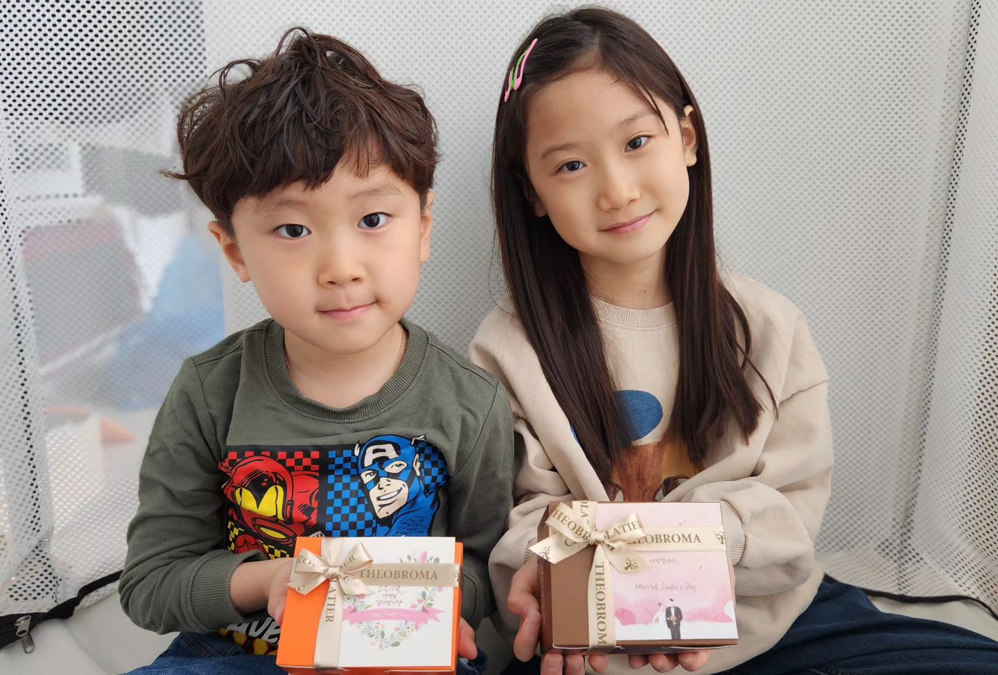 #제품협찬
.
5월 가정의 달!! 
.
고마움을 전달하고 싶으신 분들께 저는 고급스러운 골드리본 포장과 카드가 함께해 마음을 전달할수 있는 
테오브로마 쇼콜라티에 고급수제 쿠키세트와 고급 수제 아몬드초콜릿으로 준비했어요~🌸
.
고급스러운 맛에 한번더 반하게되는 수제쿠키와 초콜릿으로
선물한 분도 한번더 생각나는 맛이에요~
.
가정의달 선물 고민이시라면,
'테오브로마 쇼콜라티에 아몬드초콜릿과 수제쿠키' 선물 추천드려요~
.
.
.
.
.
#베이비템 #테오브로마쇼콜라티에 #수제초콜릿 #어버이날선물 #스승의날선물 #초콜릿선물 #답례품추천 #수제쿠키 #결혼식답례품 #답례품쿠키 babyteam1