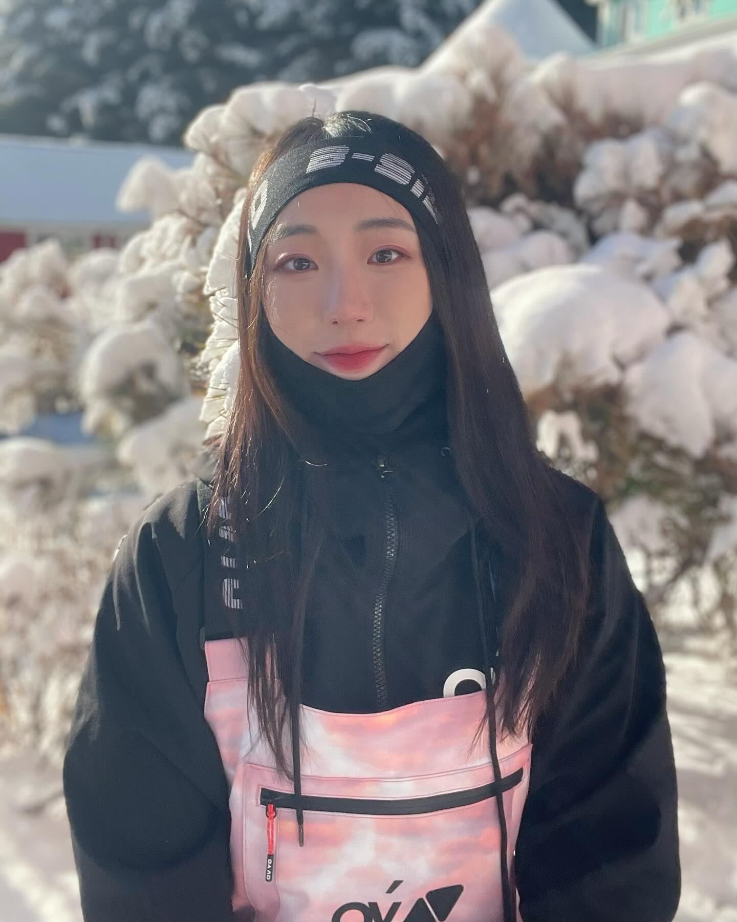 1. 헤어밴드+바클 두개의 효과를 주는 바라클라바
2. 어디든 잘 어울리는 무난시크 블랙비니
3. 얼굴을 화사하게 밝혀주는 청순하얀비니

당신의 선택은!??

다 기본템에 이뻐서 못 고르게써여🫣
제품 ov_korea 

#꽃보더 #보드복추천 #보드복코디 #여자보드복 #여자보드복추천 #스키장패션 #오비오보드복 #ovyo #ovyo_korea #snowboarding #휘팍시즌권