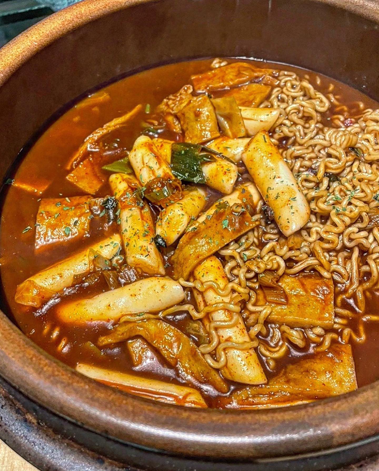 #샵부스 #여수샵부스 

✔️국물떡볶이
✔️얏빠리꿀감자

오늘은 여수 학동술집
룸쏘 느낌 나는 샵부스에
다녀왔습니다 !

공중전화박스 같기도하고
동화속에 나오는 어떤 문 같기도 한 입구 완전 힙한 술집쓰 ‼️
내부는 약간 미니룸쏘처럼 생겼어요
ㅋㅋㅋㅋㅋㅋㅋㅋ
테이블 보자마자 룸쏘 밖에 생각 안나던 ,, 허헣

여수학동술집 샵부스는
안주가 생각보다 다양했어요
전 별로 없을 줄 알았는데
신기하게 오징어숙회도 있더라구요

기본안주도 다양하게 나오죠 ?

저 뻥스크림이랑 꿀감자가 지인짜
맛있었어요
뻥스크림은 다른 뻥튀기로는 먹어봤는데 이건 처음이었거든요
저는 개인적으로 이게 더 빠삭하니
맛있더라구요

그리고 저희가 시킨 꿀감자는
처음에 일단 기본으로 나옵니당
이 사람들도 저 꿀감자가 맛있다는걸
알고 메뉴에 넣어놓은거 같아요
아니면 손님들이 물어봤나
저게 삶은감자위에 설탕을 왕창 뿌리고 아주 사알짝 녹힌 느낌?
그래서 설탕이 그대로 씹히는데
완전 꿀맛 ,,, 단거 안좋아하는데
저건 왕 마싯더라구요
집에서도 해먹어봐야겠어요

떡볶이 비주얼 대박쓰
아 끊을수가 없어 ,, 적어도 일주일에 한번은 먹어줘야 해요 증맬루
무슨 솥단지 같은 큰 그릇에 나왔어요 ㅋㅋㅋㅋㅋㅋㅋㅋㅋㅋ
양보고 뒤집어짐
요즘 보기드문 쌀떡이드라구요
이름은 국물 떡볶이인데
국물 안떠먹어도 될 정도로 간이 딱 맞았고 살짝 짜장맛도 났어요
면 안퍼지게 꼬들하게 조리해주신것도 나이스 - !!!

내부가 완전 삐까번쩍 합니동
겁나 화려하면서도 한테이블씩 나눠져 있으니 놀기좋고
안쪽에는 룸도 있어서 단체로 놀기도 좋겠더라구요
저 여기가고 반해서 나중에 친구들이랑 또 가려구요 ㅎㅎㅎ

​여수학동술집 샵부스
혹시나 가신다면 꿀감자 꼭 !!
추가해서 드세영
진짜 댕존맛 ,, 💗

#여수술집 #여수학동술집 #떡볶이 #떡볶이맛집