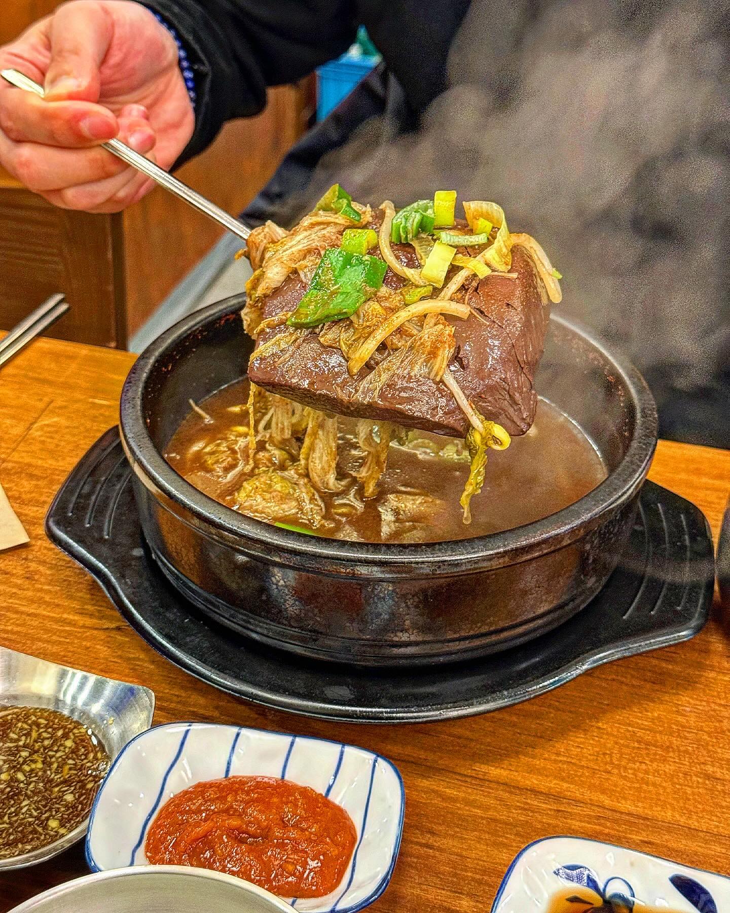 🙈가오나시가 반겨주는 홍제 이노정국밥!
뜨끈한 국밥먹고 속이 든든!
김치맛집에 특대로 나오는 국밥크기!!
통선지 우거지 비주얼에 갬동먹었어요

📍위치_서대문구 홍제동 326-38 (이노정 국밥)
⏰영업시간_오전 10시~ 저녁11시(라스트오더 10시)

.
.
.
.
#국밥맛집 #이노정국밥 #홍제맛집
#홍제천카페 #서대문구맛집 #서대문구술집 
#홍제동 #홍제천산책 #국밥스타그램 
#food #국밥충 #녜지맛집 #녜지홍대