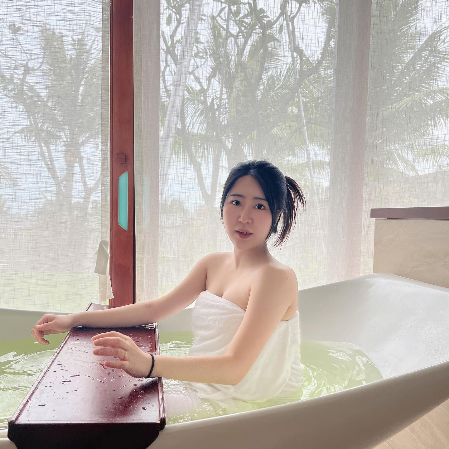 리조트콕 2일차🌴

조식먹고 마사지 가기 전

최악이였던 비행의 여파로 여행 4일차지만 
1일 2마사지를 해도 붓기가 안 빠져서 고생 중이였는데
어제 테니스 친다고 좀 뛰었더니 붓기가 싹 빠지는 중..😂

마사지 받고 점심먹고 어푸어푸 수영하러 가야지
리조트에 있어도 바쁘군
.
.
.
#퓨전리조트#나트랑#나트랑여행