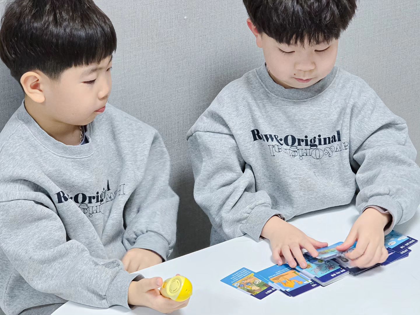 #협찬

이제 스스로 책읽기를 시작한 초등엉아들...
가끔 책읽다가 사소한 단어의 뜻을 물어보는데
엄마는 또 그 단어뜻을 제대로 설명을 못하겠어서
멘붕ㅋㅋㅋ
이거 저만 그런거 아니죠??
아니 나의 문해력수준은 어느정도인가....ㅋㅋ

챗GPT AI펜 포코로 만나니
단어뜻도 야물지게 설명해주고
어렵다그럼 쉽게도 설명해줘서
일단 제가 너무 편하네여~ㅎㅎ 
앞으로도 잘 부탁한다 포코로!

#챗GPT#AI펜#포코로
