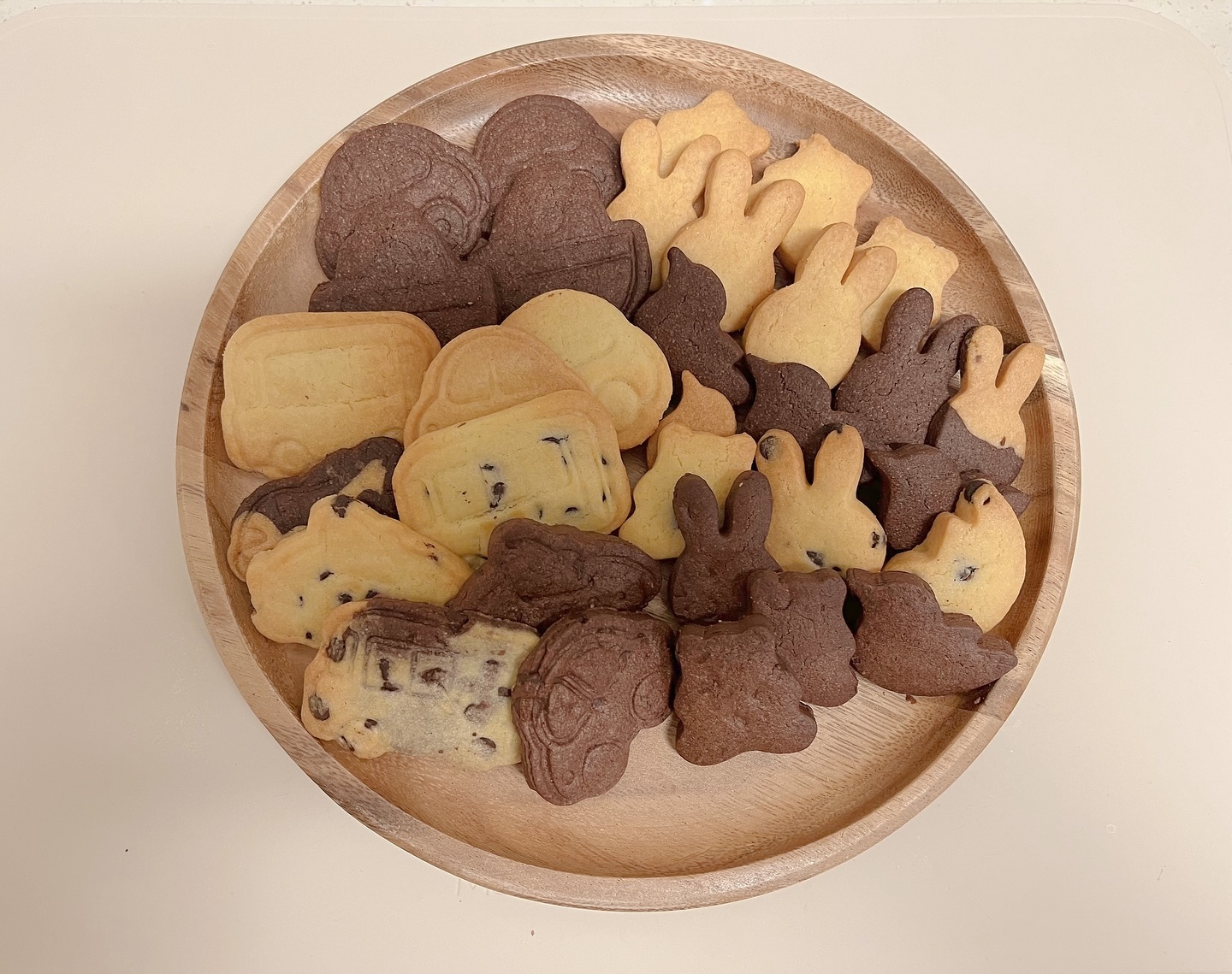 ⠀
엄마표 수제쿠키🍪
⠀
저번주껀 망했지만
이번주는 성공〰️🩵
⠀
초코칩 넣어서 만들어 달래서
새벽까지 만들어 놓고 잠들기..
안해놓으면 눈떠서 혼날꺼 같아서..힣
⠀
내일 어린이집 갔다와서 간식으로먹자〰️
한개라도 조금이나마 건강하게 먹이기😉