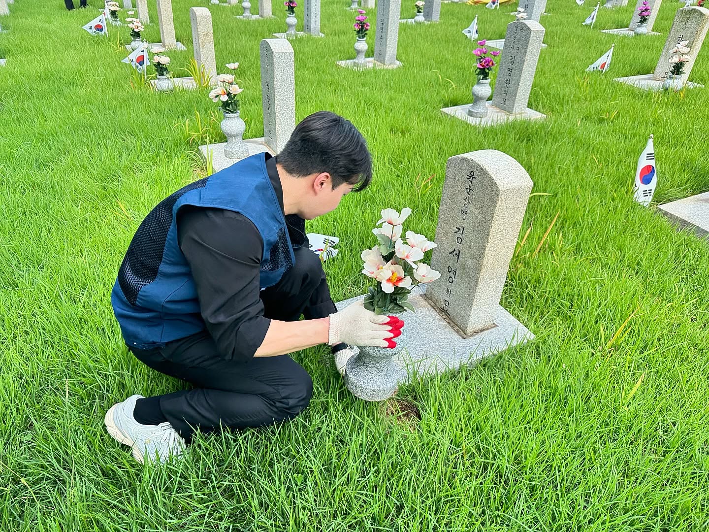 광복절을 맞아 현충원에서 봉사활동을 하며 나라를 위해 헌신하신 분들의 숭고한 뜻을 기리는 특별한 시간을 가졌습니다🇰🇷

독립군 유공자이신 증조부님을 뵈러 종종 방문하곤 했지만, 봉사를 한 것은 이번이 처음이었던 것 같아요🙇🏻🙇🏻
묘역 정화 활동을 하며 나라를 위해 희생하신 분들에게 감사한 마음을 담아 작은 손길을 보탤 수 있었습니다.

나라를 위해 희생하신 분들의 숭고한 정신을 다시 한번 되새기며 감사한 마음과 함께 애국심을 가슴 깊이 새기는 소중한 시간이었습니다.

뜻깊은 기회를 마련해 주신 국민통합위원회에 진심으로 감사드립니다🫡