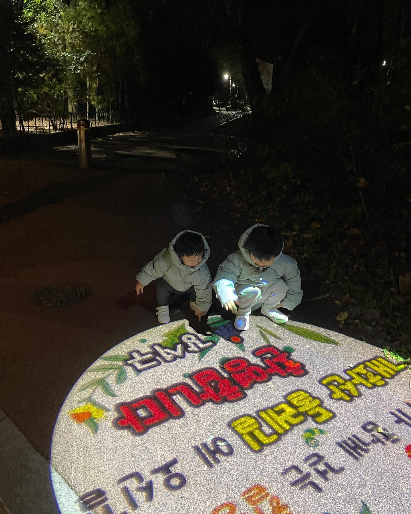 ❤️
#주말저녁 #동네마실 

체력이 엄청난 저희 아이들과 함께 저녁에 집근처 공원에 다녀왔어요!

신랑이 이제는 밖에 나가기 귀찮은지 피곤한건지 집에만 있어서 제가 끌고 다녀왔네요😤

그래도 밖에 나왔다고 신나서 놀이터에서 놀기도 하고 토성이랑 달도 보고!

잘은 모르겠지만 저녁에 달이랑 별이 보이는 날에는 망원경을 밖에 놓고 볼 수 있도록 해놓는것 같았어요!

저희가 갔던 날에는 달과 토성이 보였어요 아이들만 보면 된다고 생각했는데 신랑이 가서 꼭 보라고 신기하다고 해서

저도 봤는데 너무너무 신기했어요 그려놓은것처럼 똭❗️있더라구요 달은 표면까지도 보이고 엄~청 크게 잘 보였어요

현서도 봤던건지 보여? 했더니 보여! 라고 하고 또볼래 라고 말하더라구요ㅋㅋ

다음에 또 가서 달이랑 다른 행성을 볼 수 있었음 좋겠네요🌕🪐

#강서별빛우주과학관 #망원경샷 #달달무슨달쟁반같이둥근달 #토성보기성공 #엄마도같이신남 #저녁나들이도괜찮은듯 #신랑의큰그림