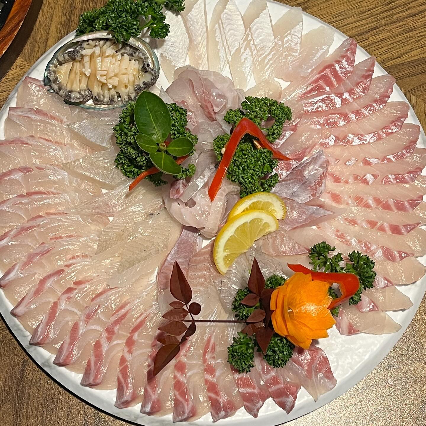 칠곡 가성비횟집으로 유명한 #싱싱회수산
야외 포차자리에 앉아서 먹으면 술 좔좔 드감 ..