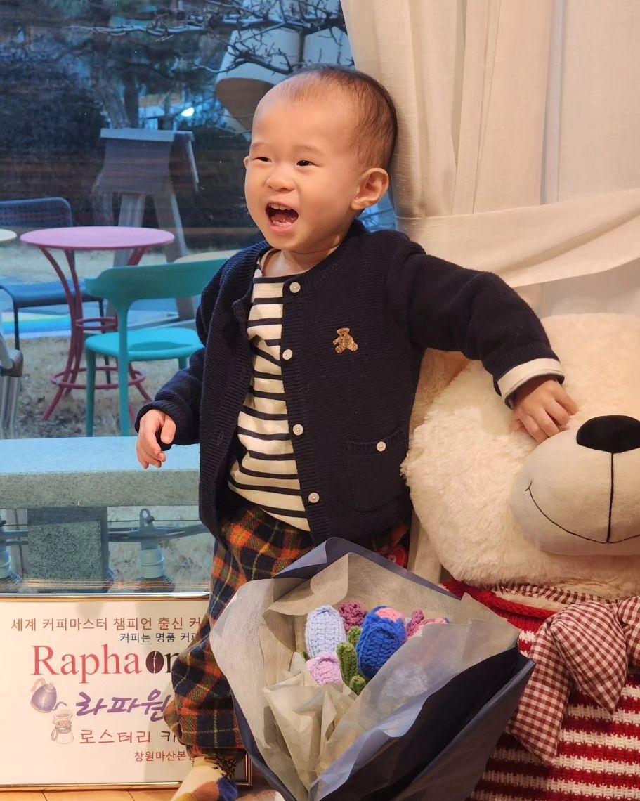 설날 당일에 남편이 휴대폰을 가지고 있다 실수로
폰을 떨어트리고는 액정에서 이상한 화면이 뜨고는 폰이 금가 있고해서 어제 수리센터 갔더니 34만원ㅜㅜ