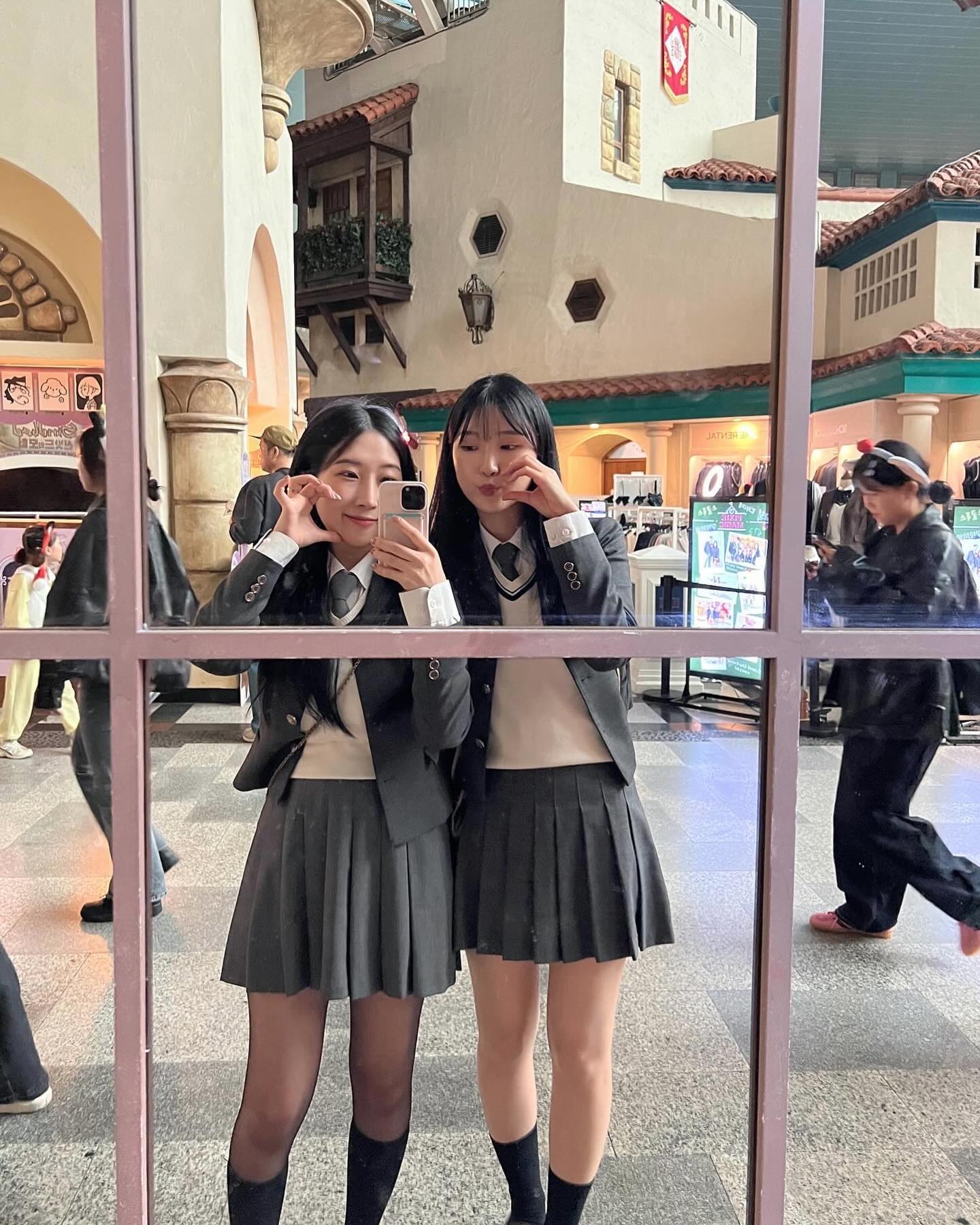 내 막동이랑 🤍
넘 즐거웠던 롯월 .. 지금 다리는 남아있지 않지만 
17, 18살에 만나서 십년만에 다시 교복입고 찍은 우리
아직도 젊다 ㅎㅎ ㅎㅎ