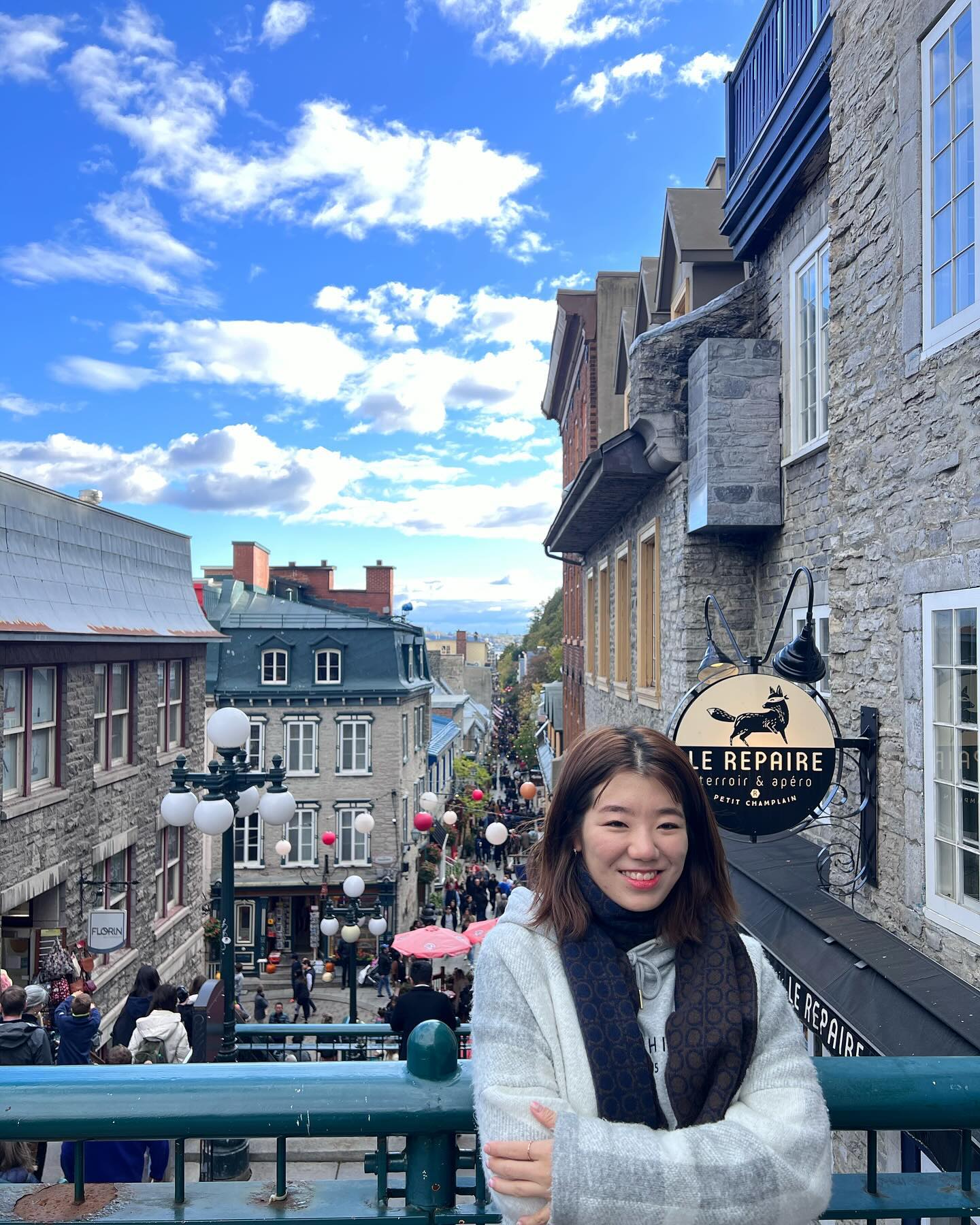10/14-16 #캐나다#퀘벡#🇨🇦

오래전부터 계획해왔던
캐나다 단풍 여행💕

6년 만에 간 쁘띠 샹플렝 거리와
도깨비 문은 여전히 예뻤다💓
역시 퀘벡은 너무나도 사랑스럽고
아기자기한 매력적인 도시🇨🇦

발이 너무나도 아픈 상태에서
간 여행이였기에 걱정이 많았는데
역시나 발이 아파서 많이 못 돌아다녀서
좀 아쉬웠다🥲

그와중에 예쁘고 유명한 명소들은
애드빌 때려넣고 다 갔다왔지롱 ㅎㅎ

3일 내내 구름 비 예보가 있었는데
역시 나는 날씨요정!
예전 20일간 중국 여행 갔을 때도
비가 하루 밖에 안왔는데
이번에도 반나절? 밖에 비가 안와서
다시 한 번 신기했다 ㅋㅋ

맛있는 거 많이먹구
이쁘게 비디오 많이 남겨준
우리 집사님 변피디님 감사링💕
이제 또 편집해야지🥹

볼거 다 보고
먹을 거 다 먹고
발을 잃어 일주일간 못 걷고 있다🥹

역시 하나를 얻으면 하나를 잃는다는 걸
또 절실히 느낀 여행🇨🇦
그래도 행복했다🙃💕

이제 12월까지 요양하기로☺️
다음은 어디로 떠나볼까😉✈️💕
#101423#canada#quebec