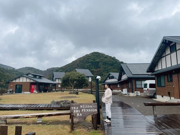 📍대마도 미우다 펜션

1박 숙박비는 8,100엔 현지 지불했습니다💸

배정받은 방은 206호실, 깔끔한 목조 펜션이에요
생각보다 방이 넓었고 창밖으로 보이는 풍경이 
자연자연해서 좋았어요
​
이날은 평일이라 그런지 저희 외에 투숙하는 
손님들은 보이지 않았어요👍🏻덕분에 엄청 조용했던 숙소🏚

숙소에서 바베큐도 할 수 있어서 여름에 더 좋을 것 같아요!
특히 근처 미우다 해변이 있어서 해수욕도 하고,
나기사노유에서 온천도 하면 1석 3조일 것 같네요♨️