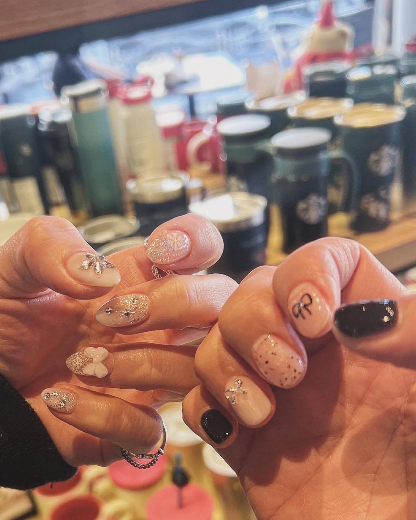 #미리크리스마스
nail_ofyoon_2 

소영언니랑 🫶🏻 
추운데따뜻한  데뚜한날 ~ ㅋ
우리 이제 매달 네일해🫰

.
.
.
#주부스타그램 
#일상
#야탑
#네일
#초딩맘
#like 
#likesforlike 
#30대 #주부
#야탑네일 #네일맛집 
#nail #nailart #korea #christmas 
#야탑네일 #분당네일